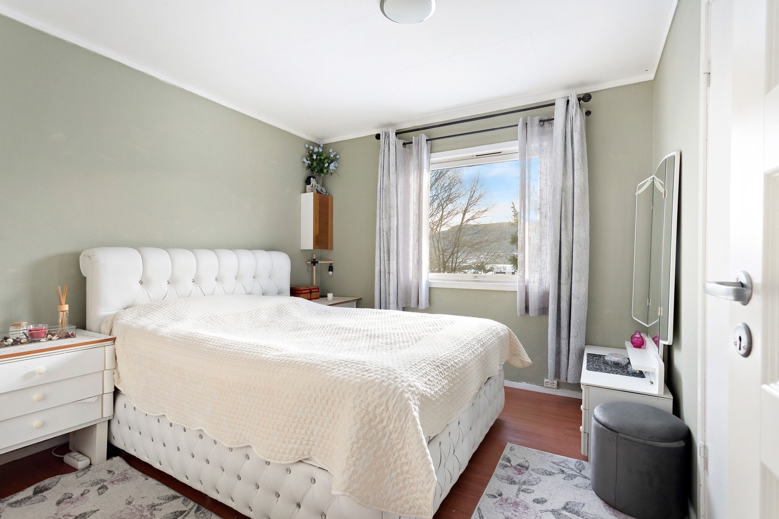 Hovedsoverommet er av god størrelse med plass til dobbeltseng og tilhørende møblement. Galleribilde