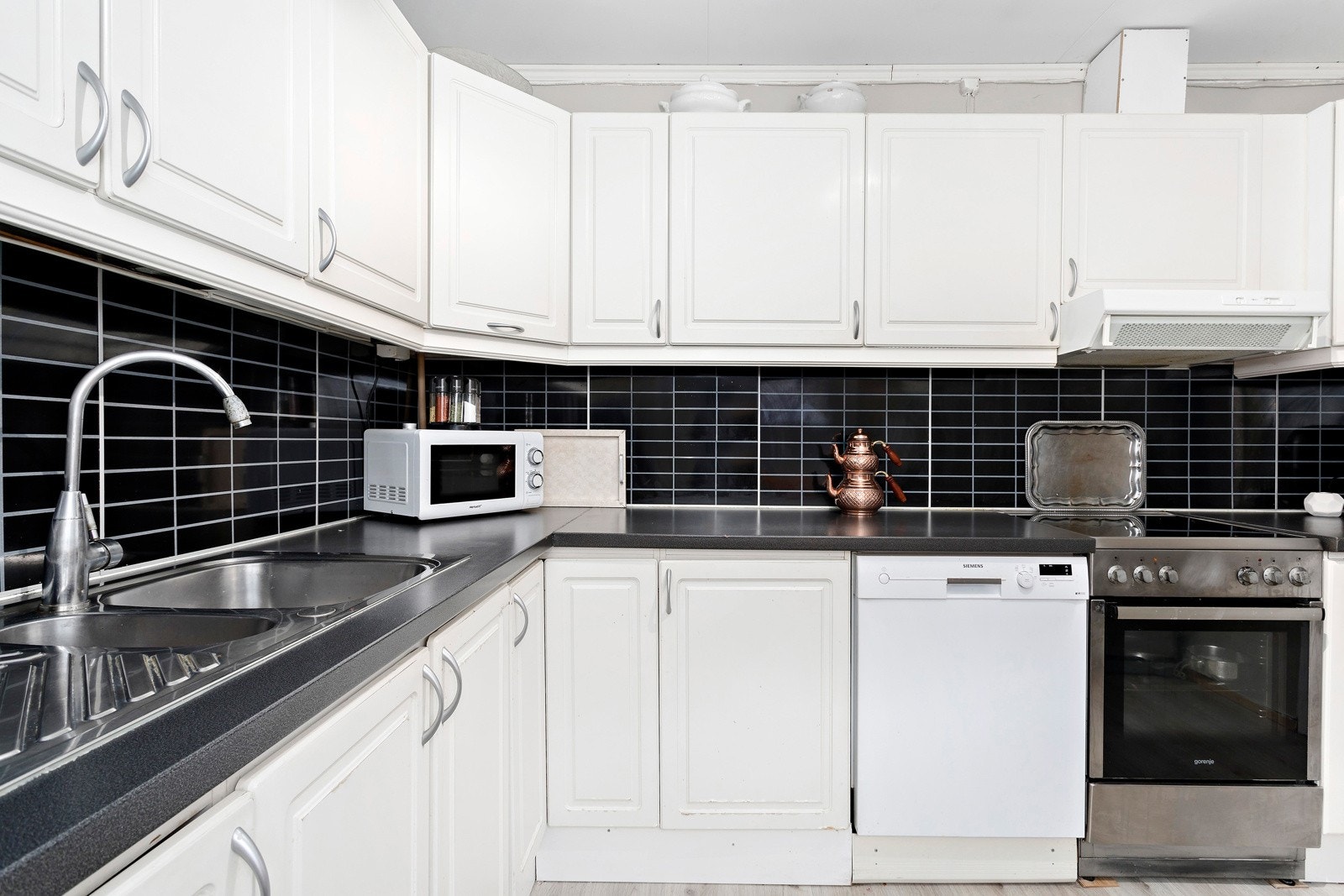 "Kitchenboard" mellom overskap og benkeplate. Galleribilde