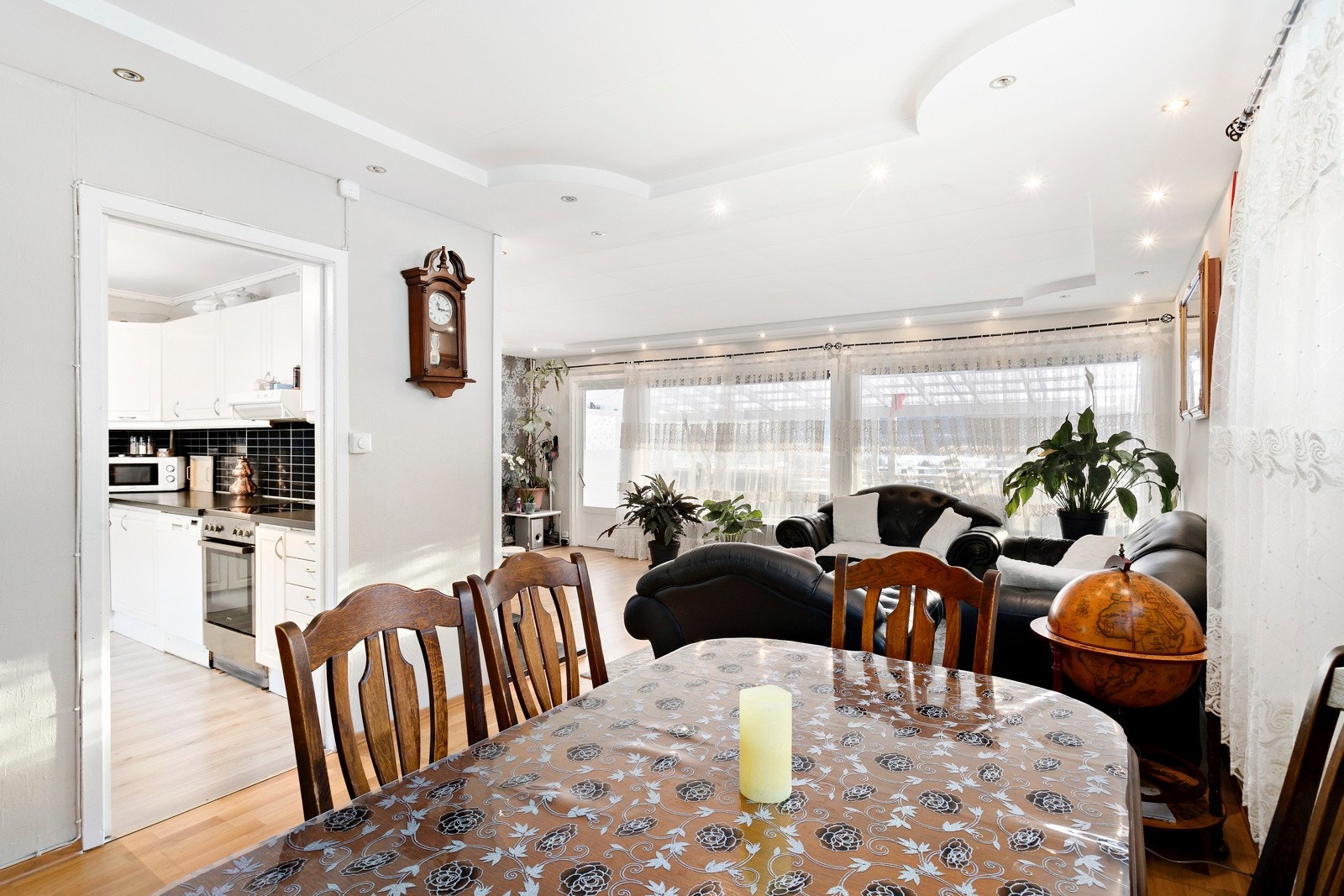 I stuen er det god plass til spisesett og har direkte adkomst veranda og kjøkkenet til venstre. Galleribilde