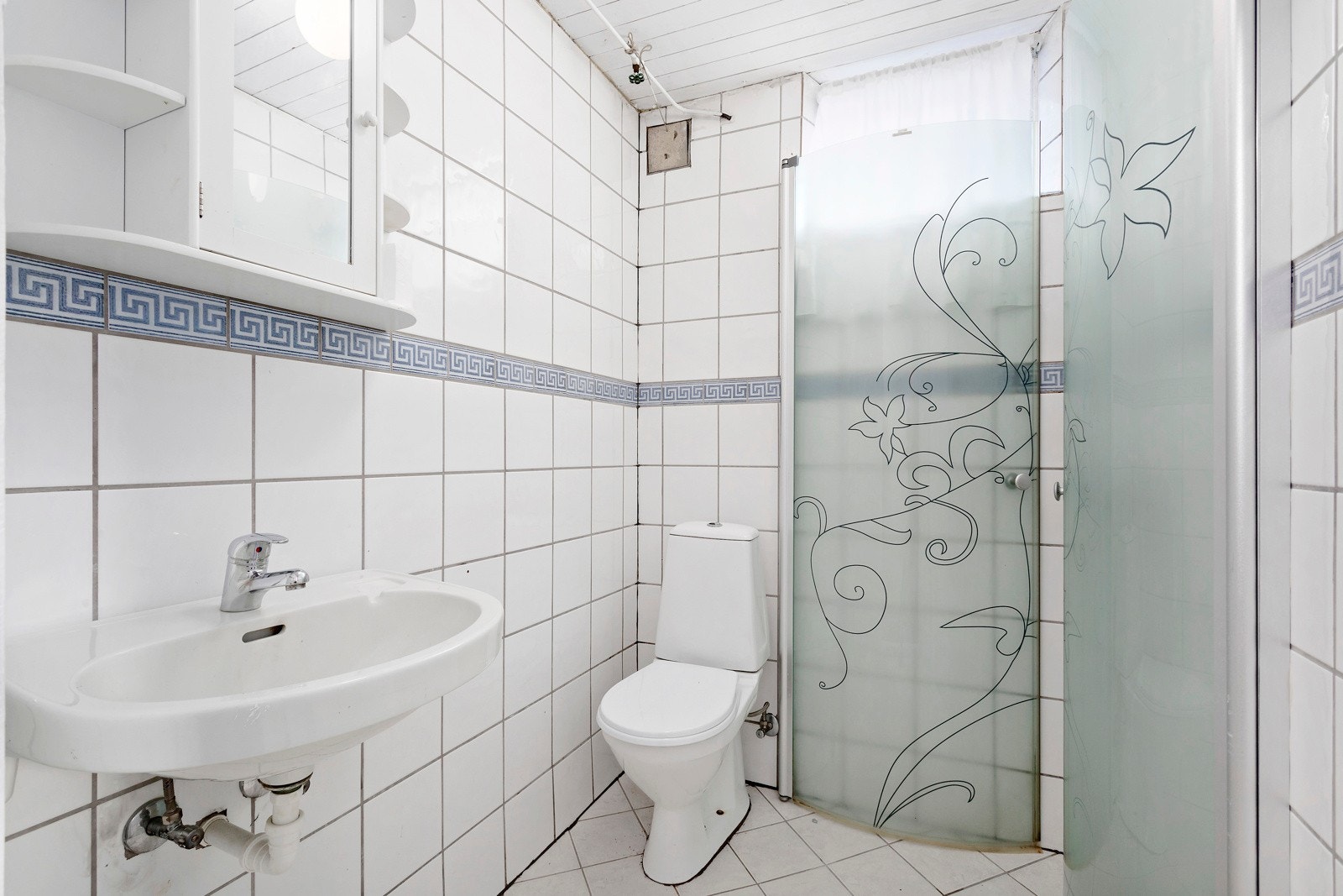 Flislagt bad i underetasje. Galleribilde