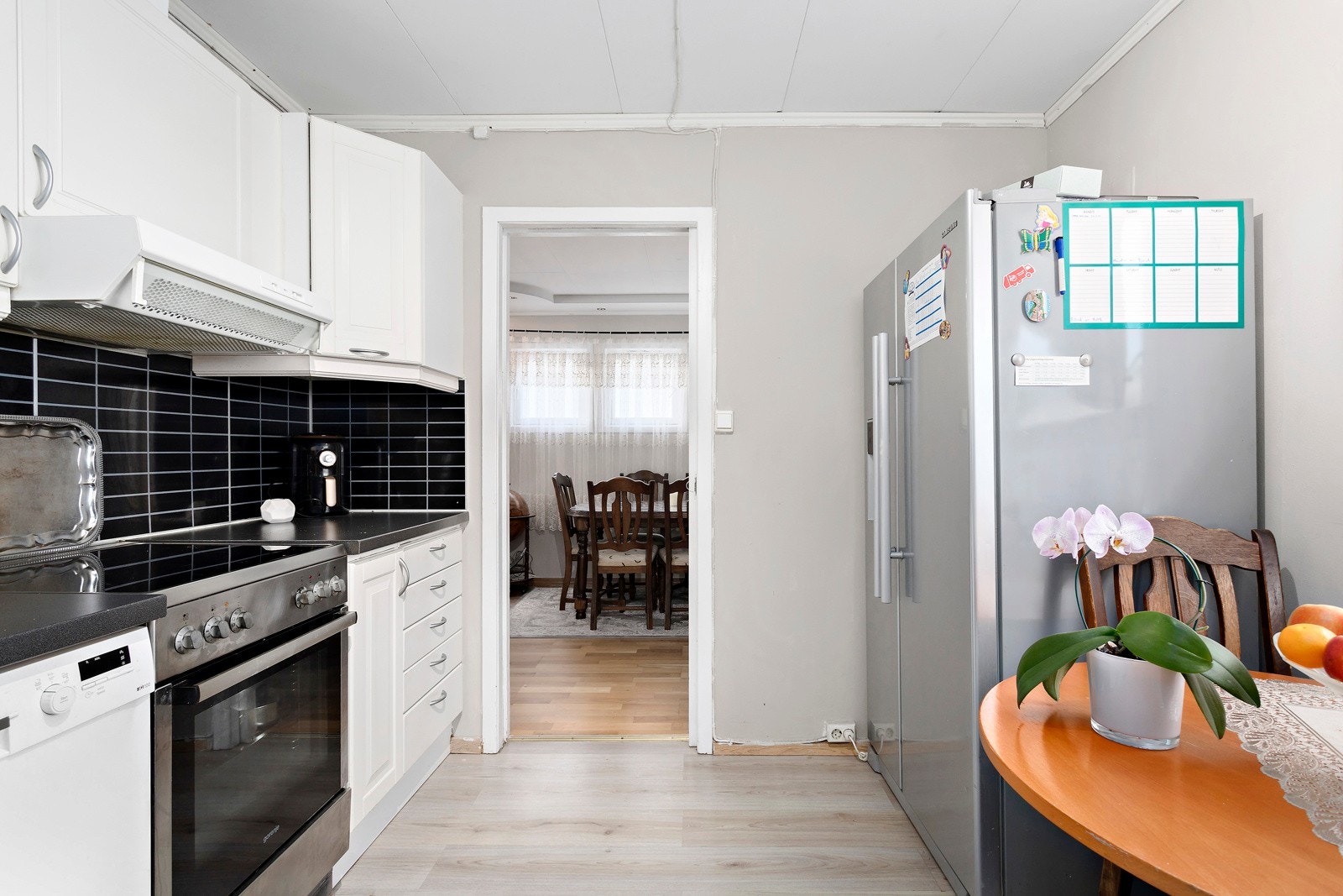 Kjøkkenet ligger praktisk til ved siden av stuen. Galleribilde