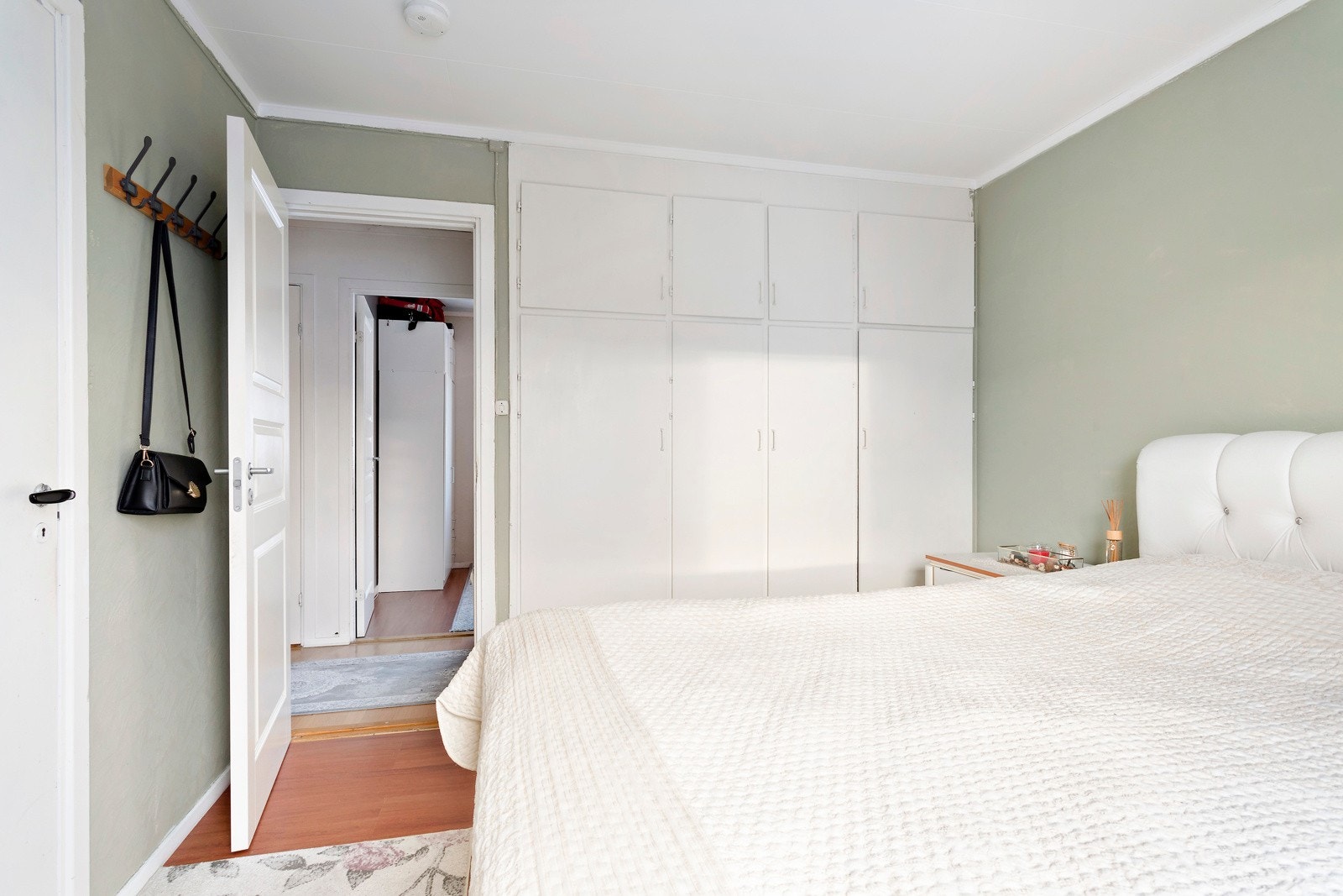 God plass til garderobeskap på soverommet. Galleribilde