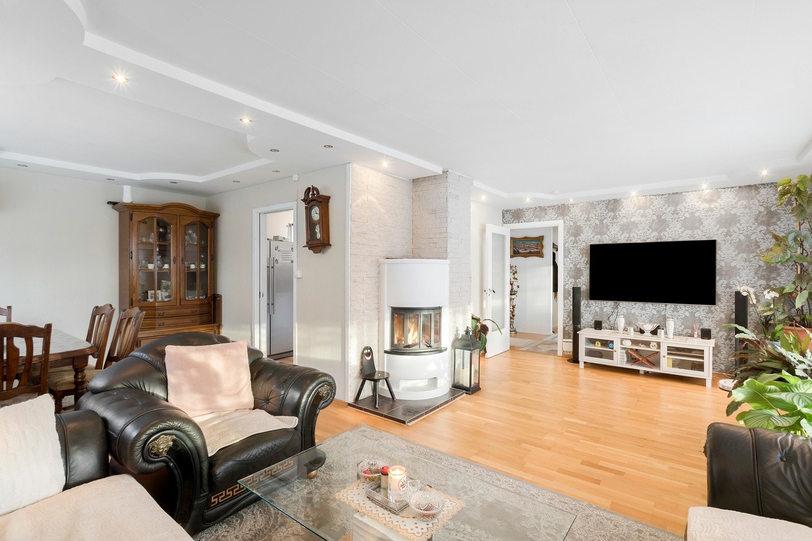 Stuen er romslig med plass til dagligstue og spisestue. Vedovn som gir god varme og stemnig. Galleribilde