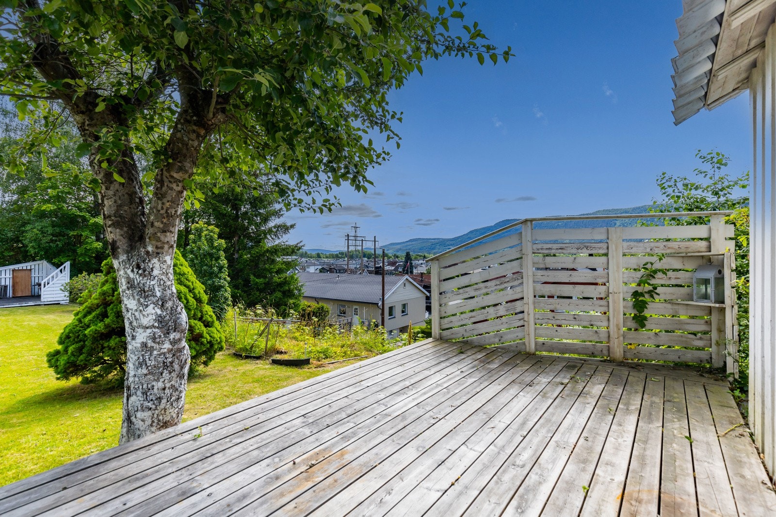 Uteplass i hagen. Galleribilde