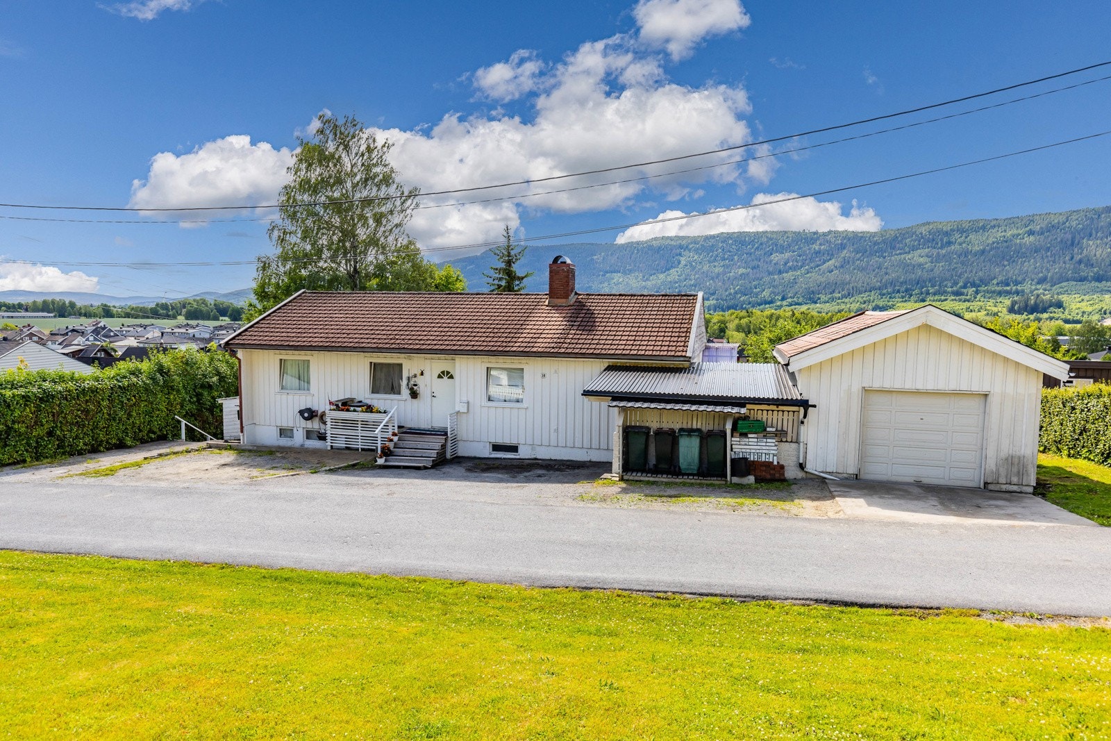 Boligen med gårdsplass og garasje. Galleribilde