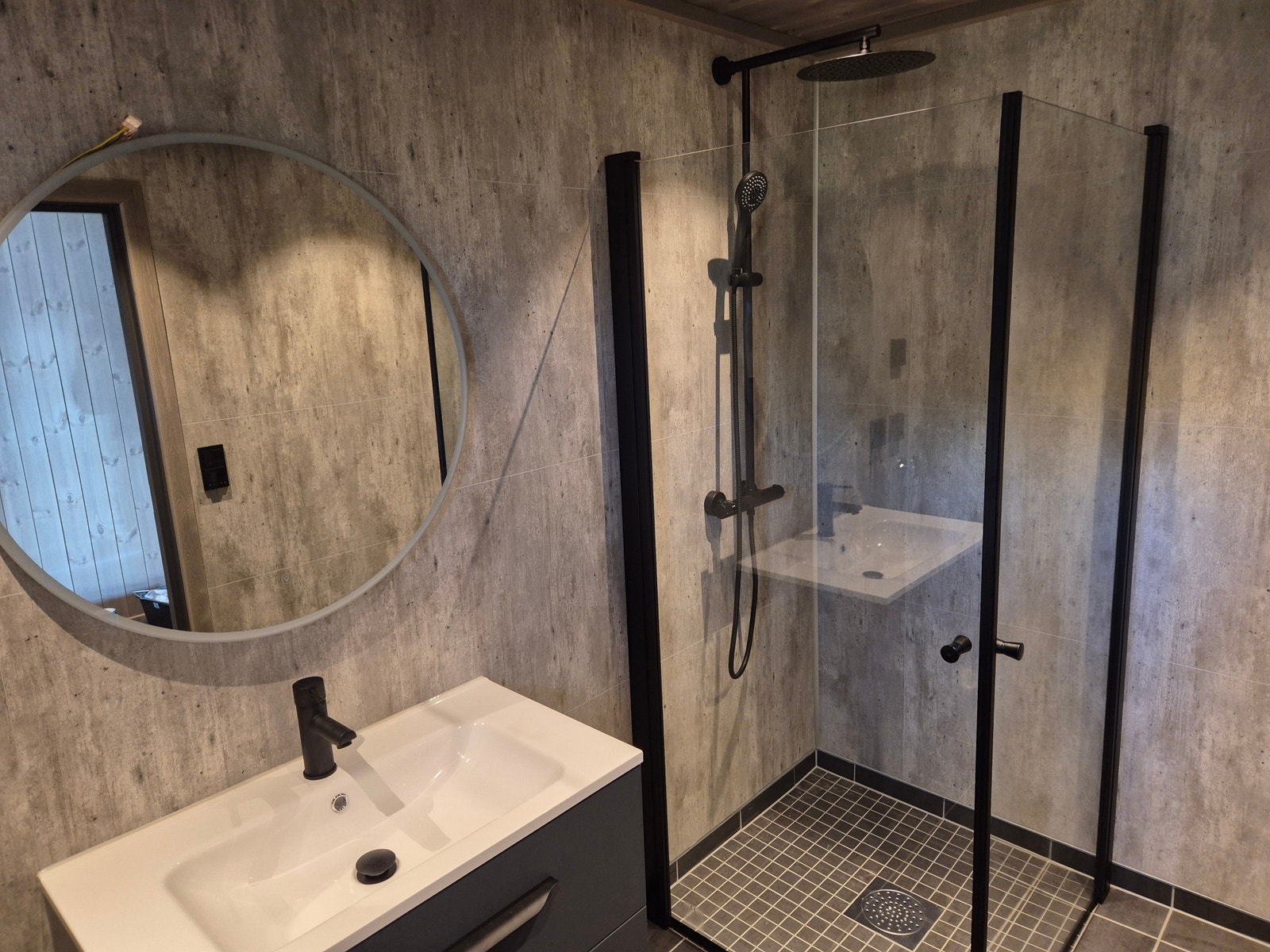 Baderom i sort utførelse. Cracek Cement på vegg. Galleribilde