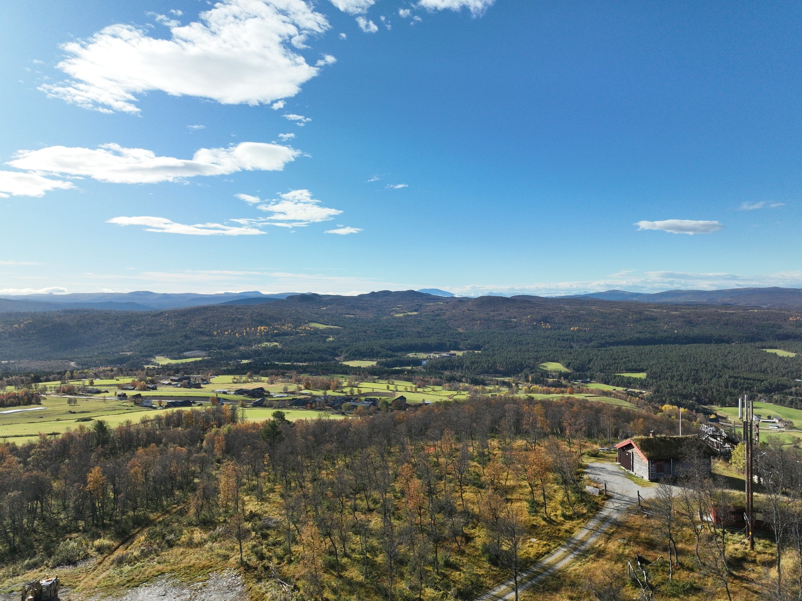 Fra feltet mot utfartshytte i området og innover mot Dalsbygda. Galleribilde