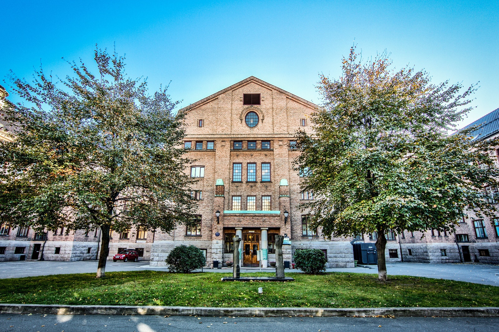 Flott og ærverdig eiendom med gjesteparkering på gårdsplassen Galleribilde