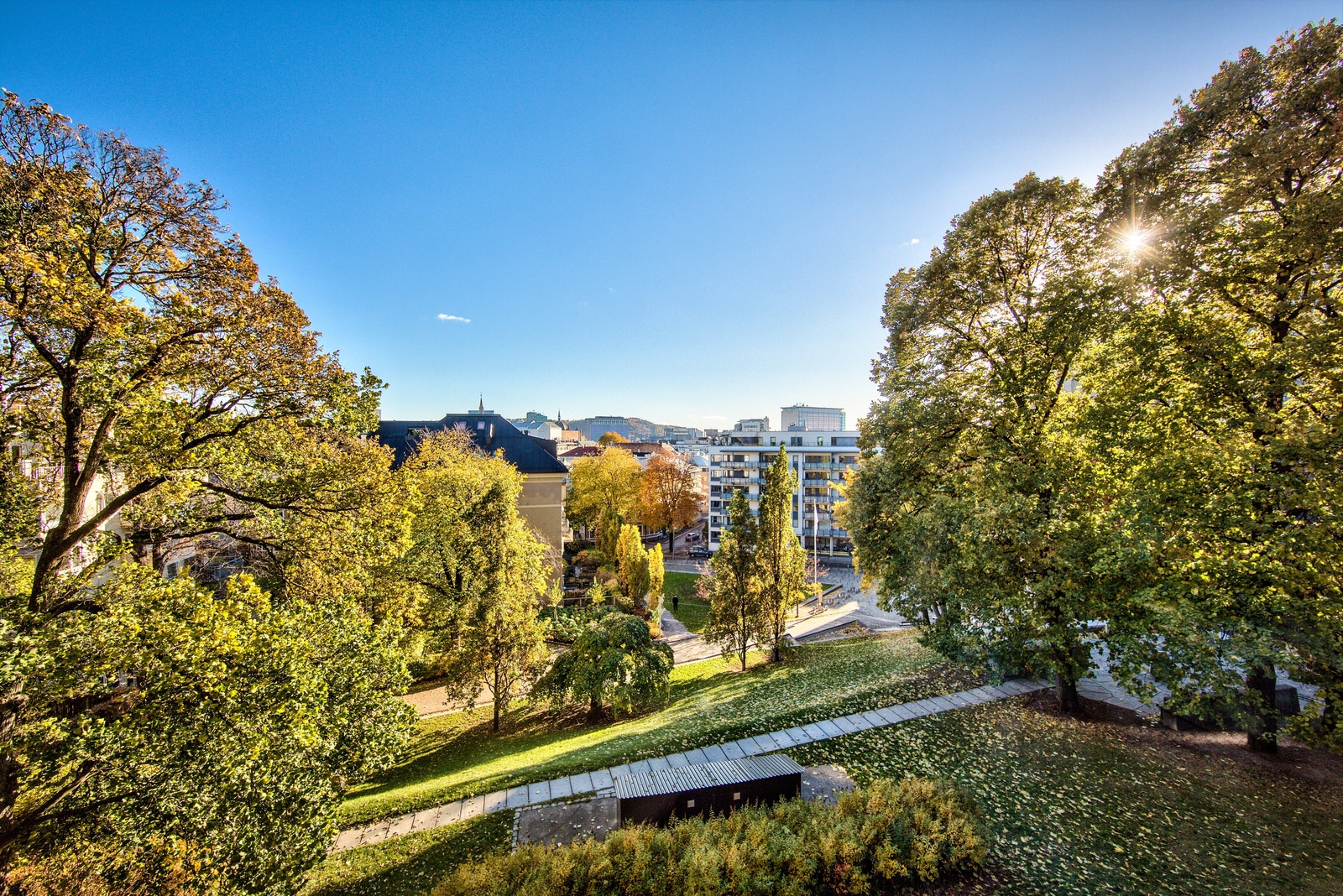 Hyggelig grønt- og parkmessig områder rundt eiendommen Galleribilde