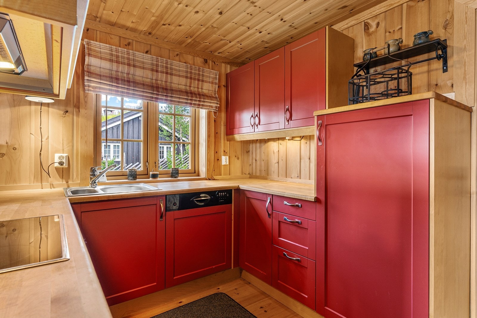 Kjøkkenet har romslig benkplass. Galleribilde