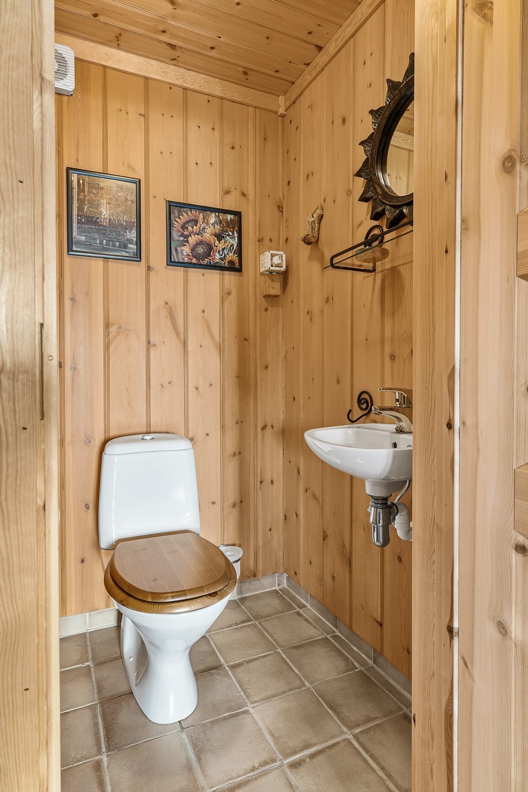 Wc ved hovedsoverommet og stue. Galleribilde