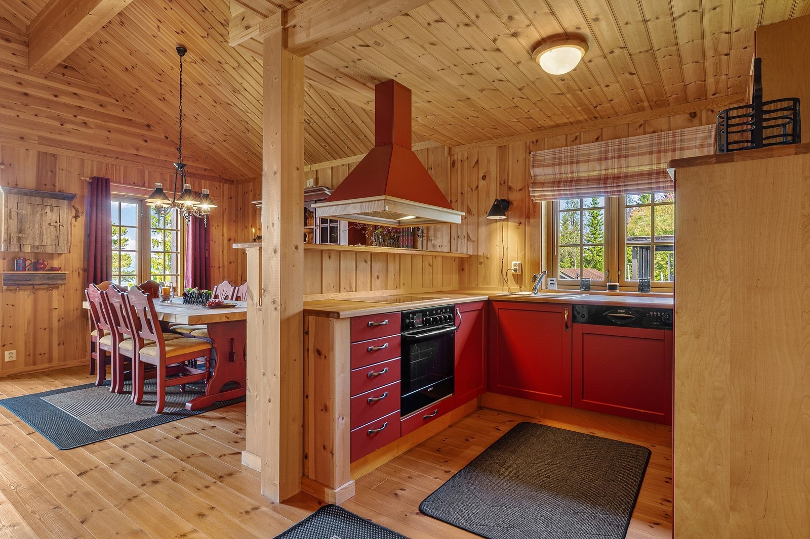 Integrert komfyr, vaskemaskin og kjøleskap. Galleribilde