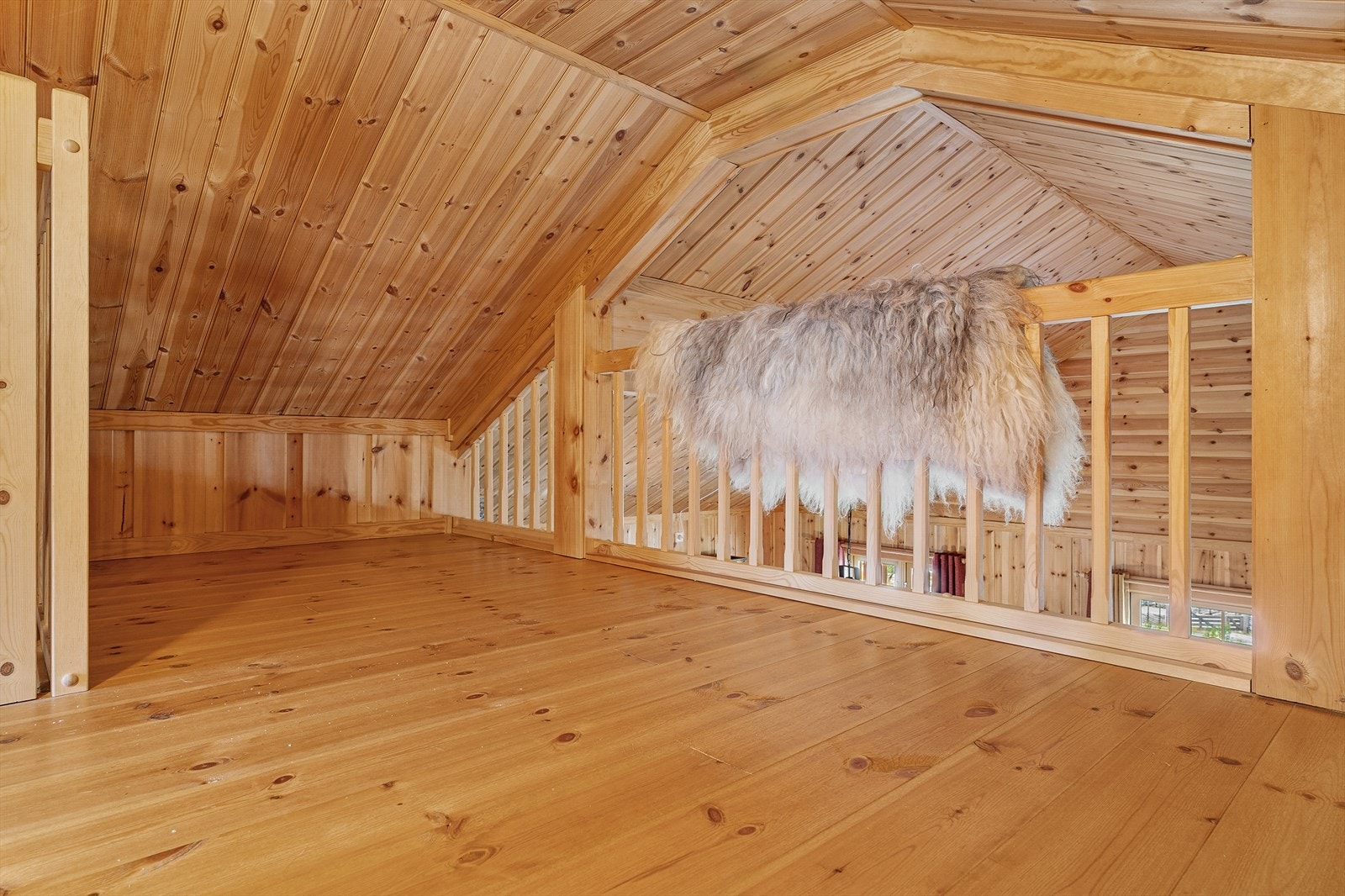 Inngang med dør til hems med god plass til oppbevaring. Galleribilde