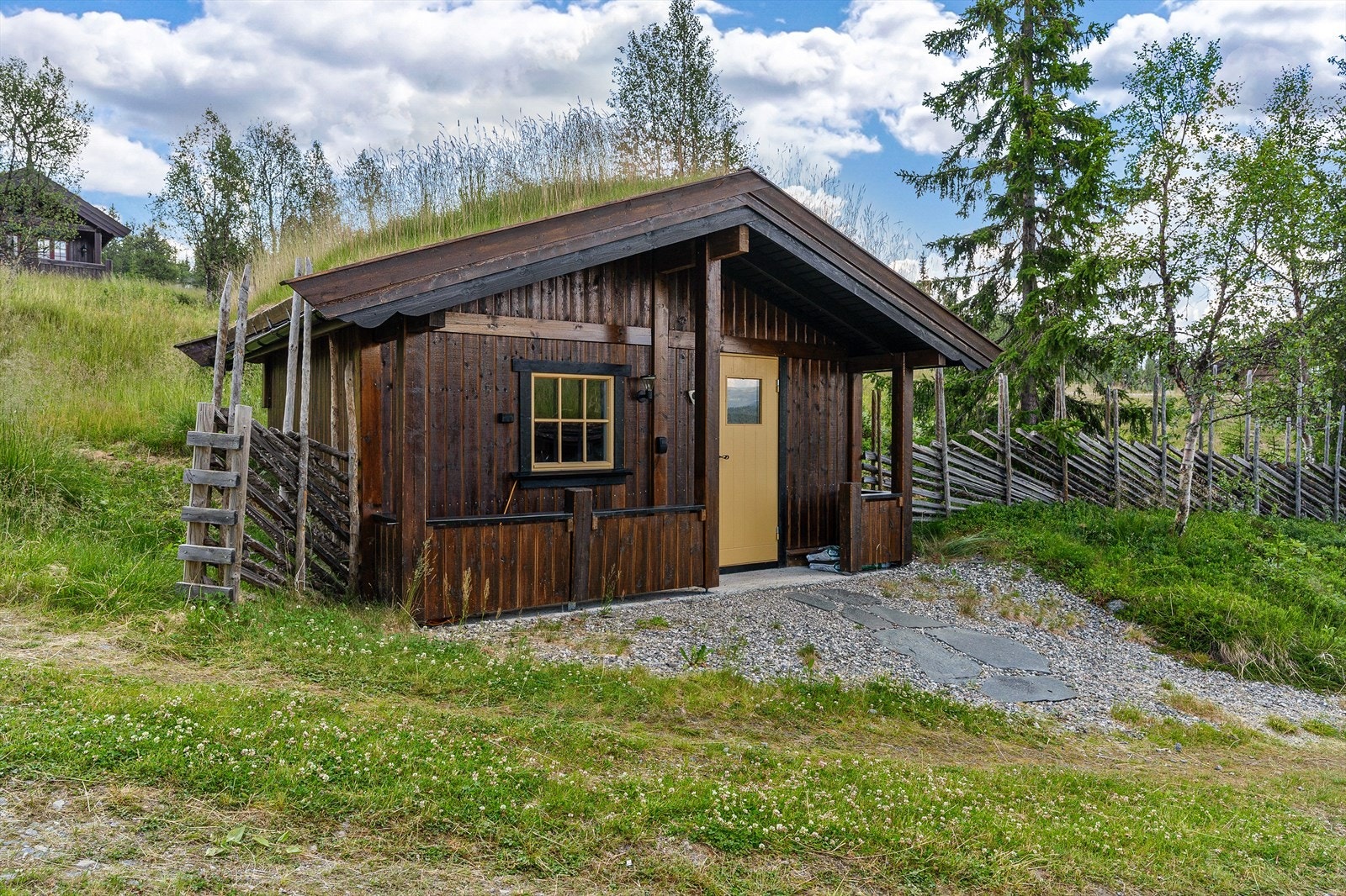 Uthus ca. 20 m2 med plass for redskap ski utstyr som snøfreser, skyfler og verktøy. Galleribilde