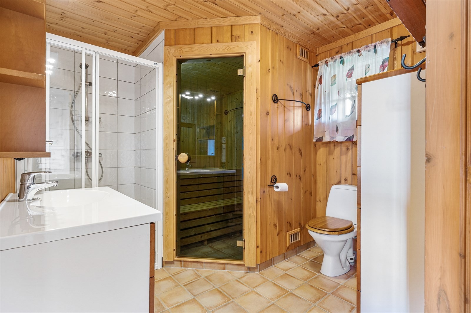 Romslig bad med dusj, vaskemaskin og badstue. Galleribilde