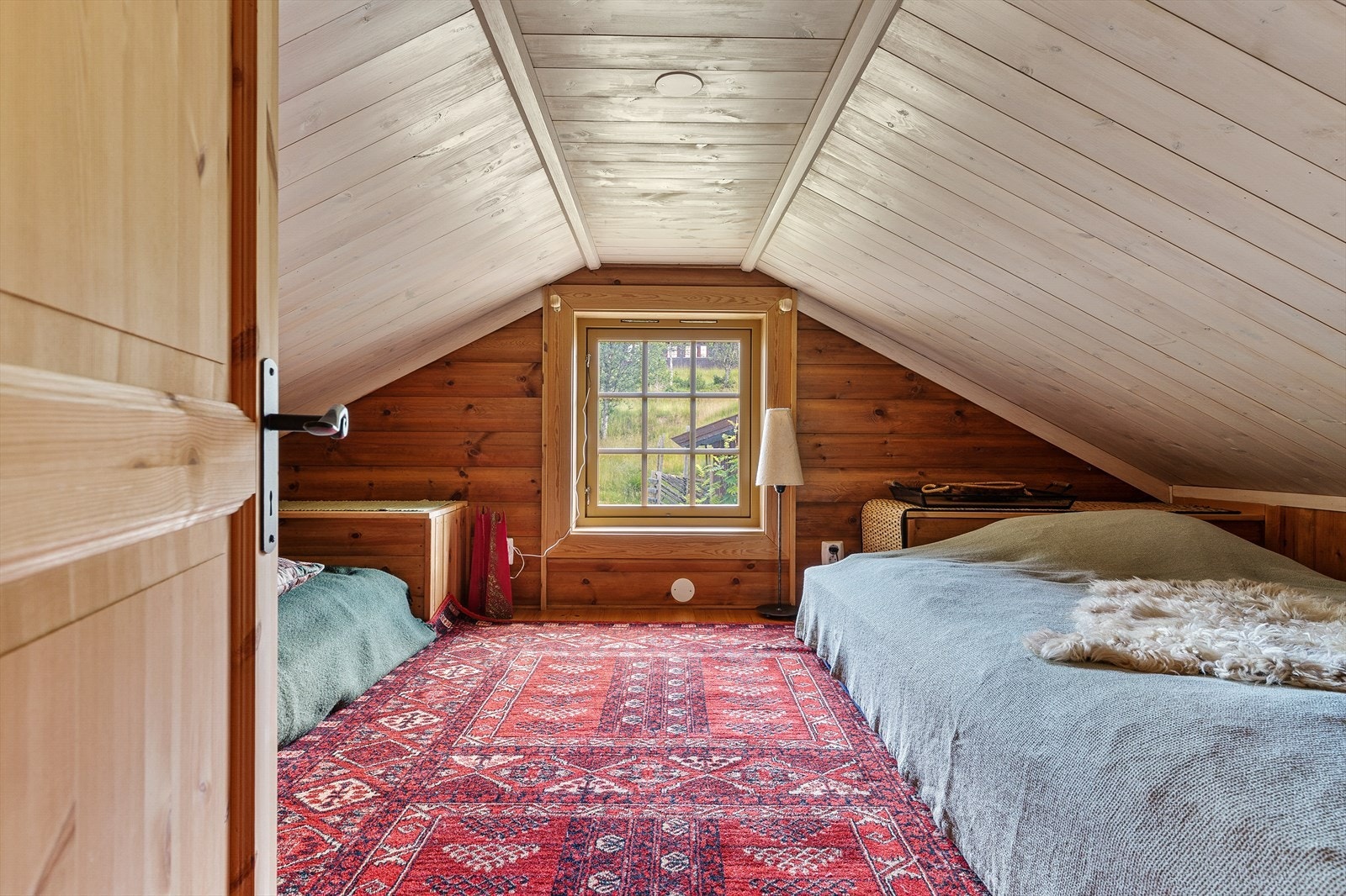 Hems med plass til 3 enkeltmadrasser. Oppbevaring i nattbordene. Galleribilde