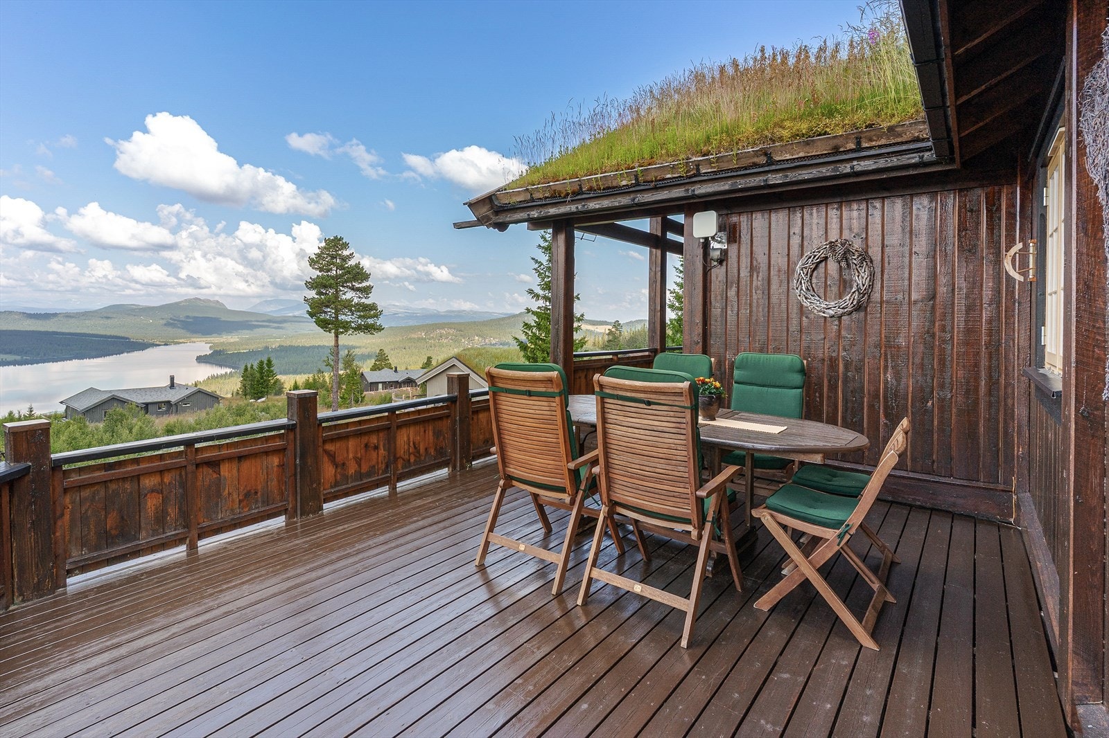 Stor god møblert terrasse med praktutsikt og gode solforhold fra dag til solnedgang. Galleribilde