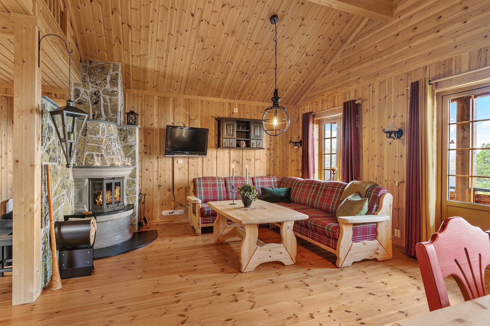 Fra stuen er det utgang til terrassen. Galleribilde