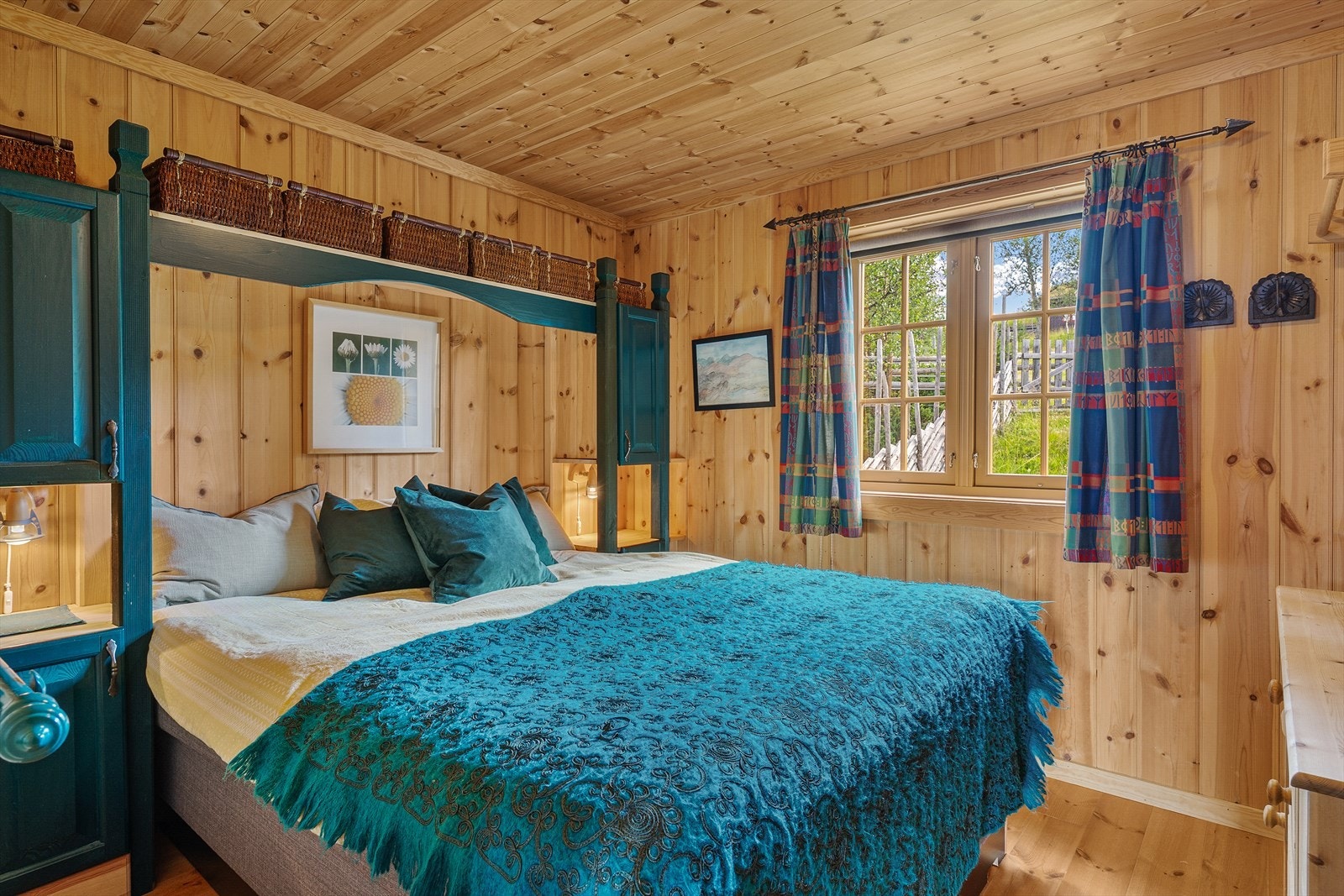 Hovedsoverom med innebygget skap og nattbord. Galleribilde