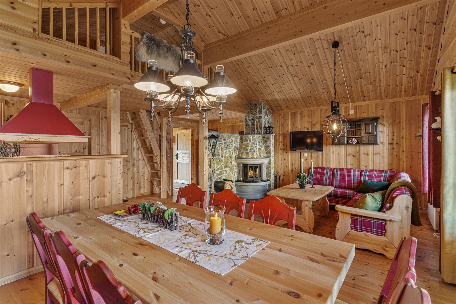 Plass til stor spisegruppe og sofa. Galleribilde