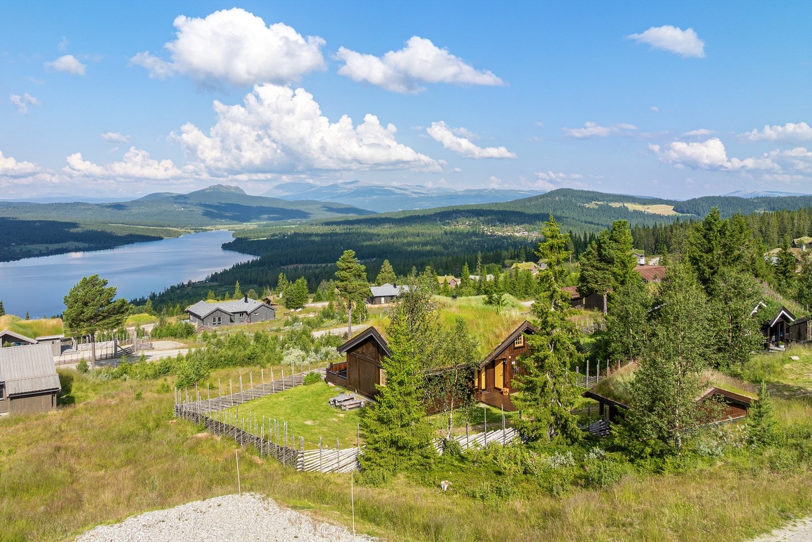 Hytta har panoramautsikt. Galleribilde