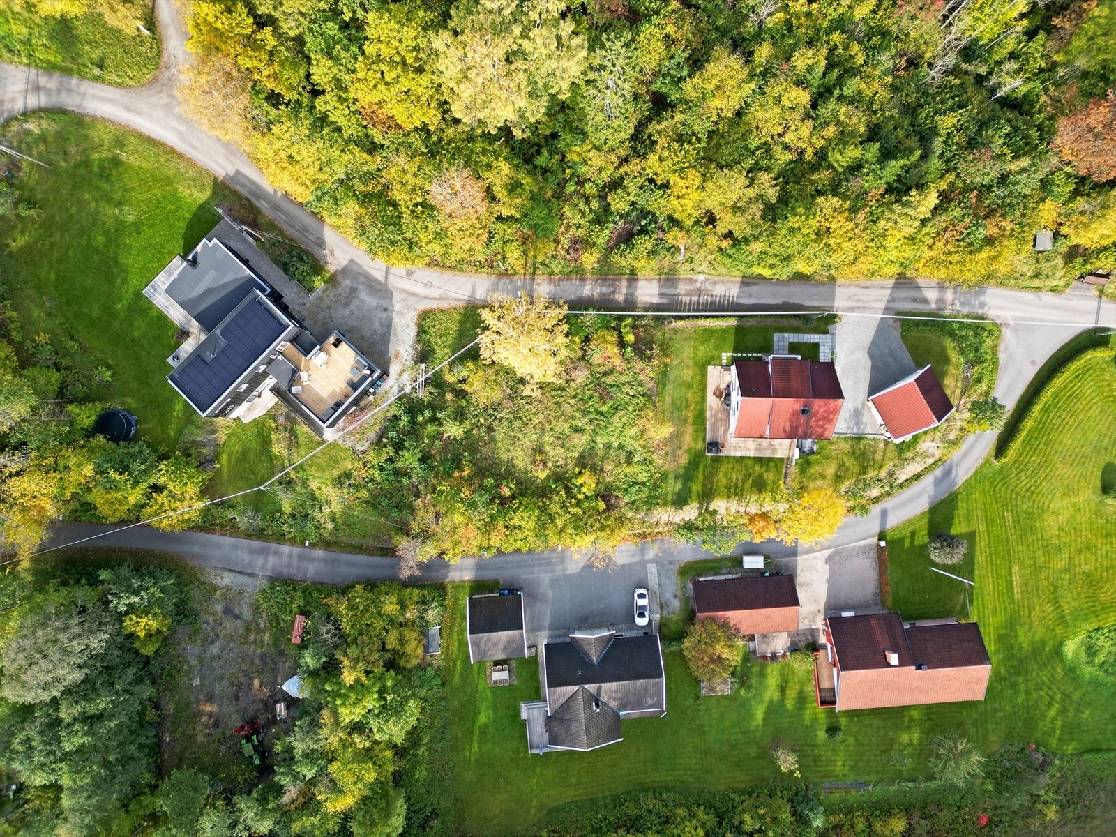 Område sokner til Jansløkka barneskole og Solvang ungdomsskole. Begge ligger en kort kjøretur unna. Barnehager i området er; Hanevold barnegård, Frydendal barnehage og Sem barnehage. Galleribilde