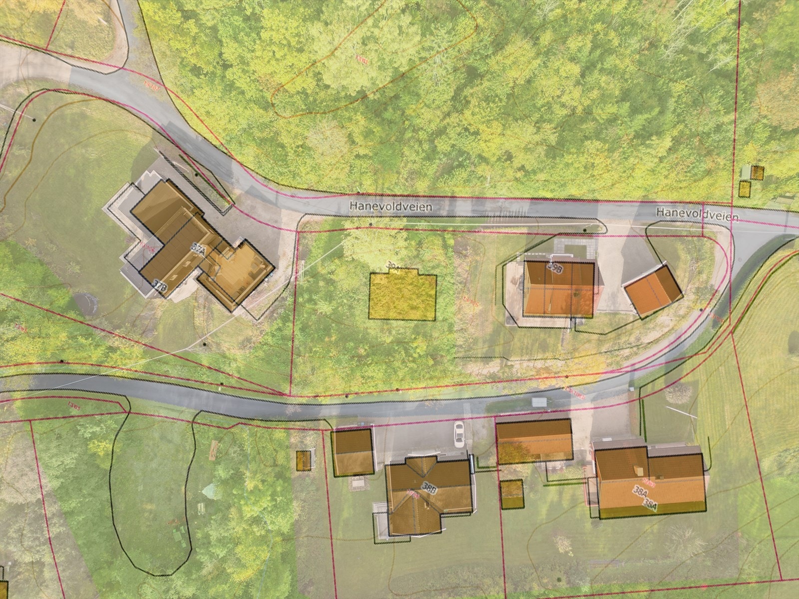 Tomten er seksjonert. Det vil bli etablert felles adkomst med snr 1. (eksisterende hus). Adkomsten vil bli eiet 50/50. Galleribilde