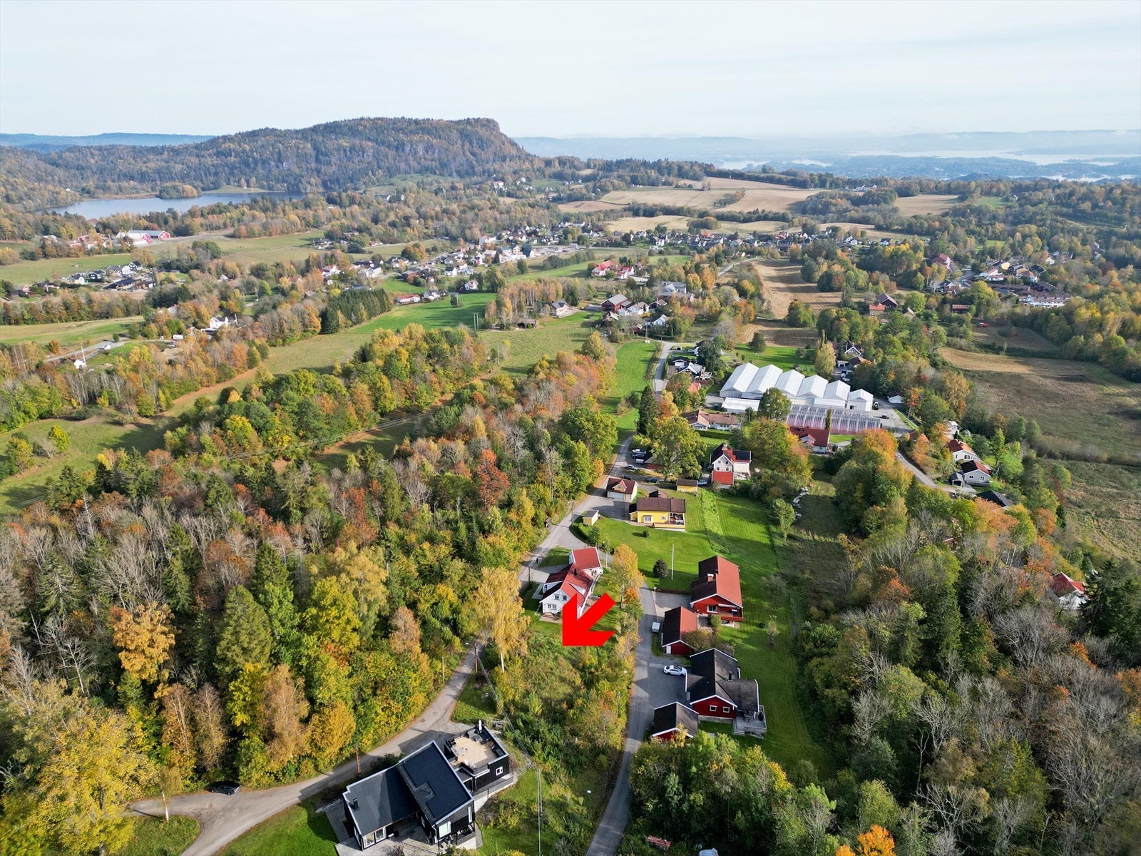 Åpent og luftig landskap, med kort vei til Asker sentrum og Semsvann. Tomten er tilnærmet flat og ligger fint til i terrenget. Galleribilde