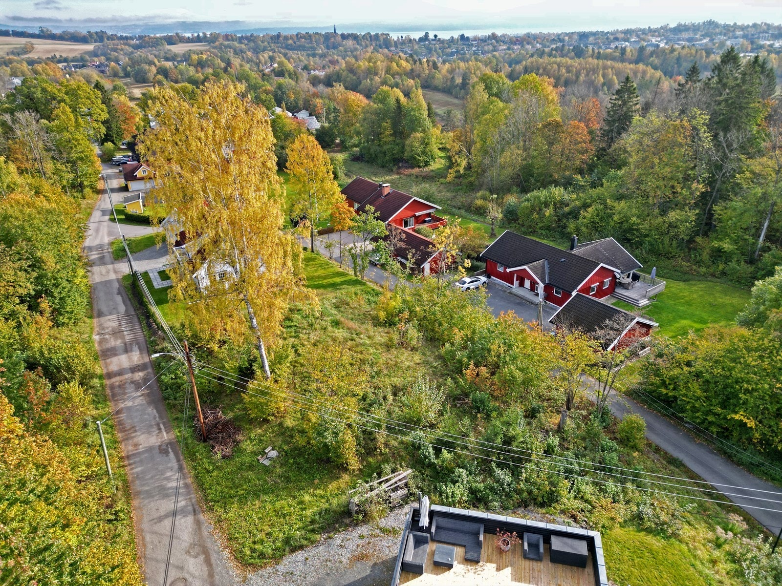 Det foreligger rammetillatelse for sekundærbolig og endring av adkomst. Tiltaket har arealgrunnlag på 100 kvm BYA og 80 kvm BRA 1. etasje. Galleribilde