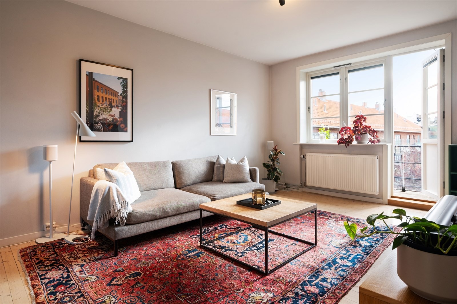 Stuen er romslig, med god plass til sofagruppe, sofabord og annet møblement. Galleribilde