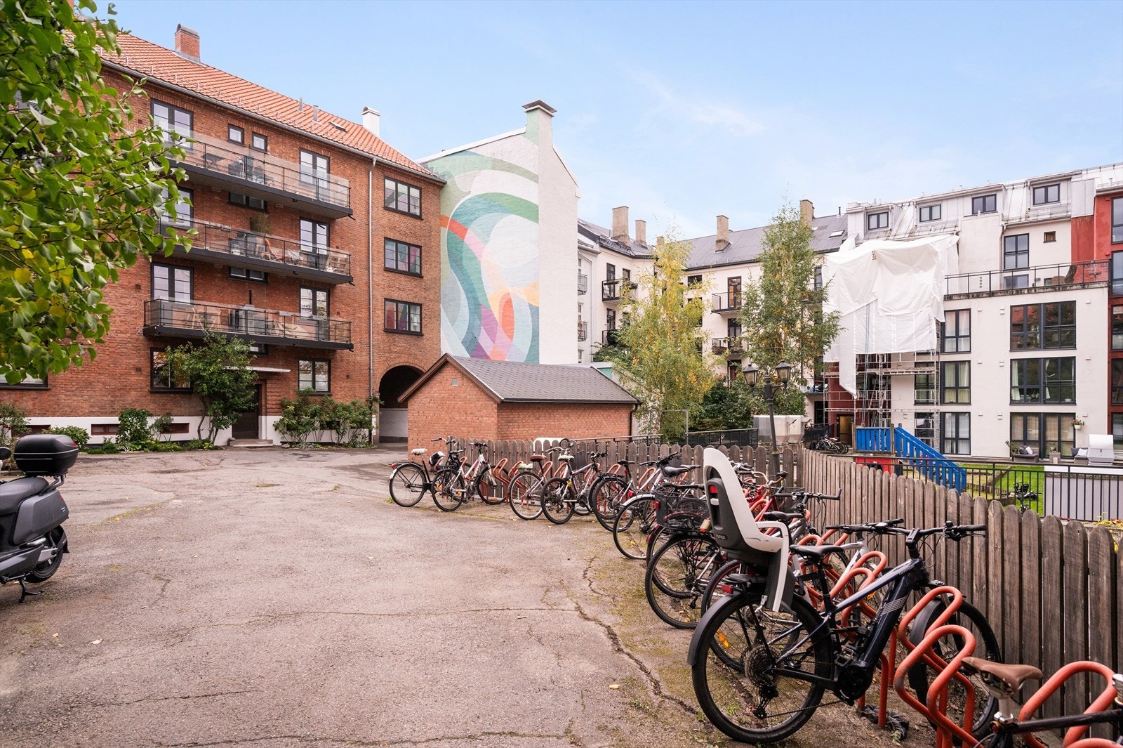 Gode muligheter for sykkelparkering i felles gårdsrom. Galleribilde