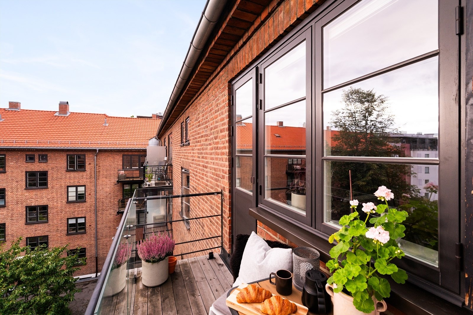 Balkongen fungerer utmerket som en forlengelse av leiligheten i sommerhalvåret og har plass til en mindre sittegruppe og hyggelig beplantning. Galleribilde