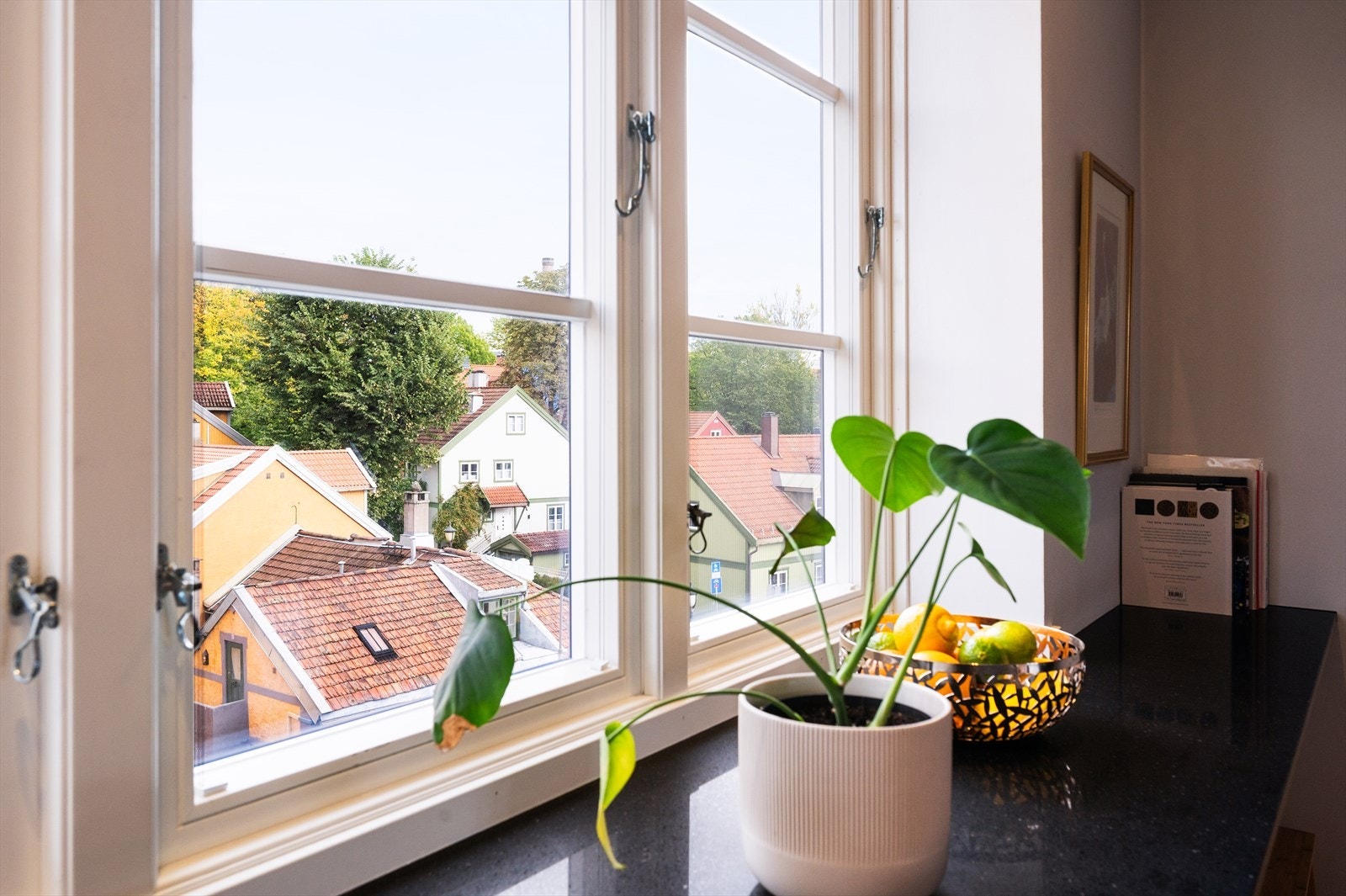 Idyllisk utsikt mot trehusbebyggelsen i gatene utenfor. Galleribilde