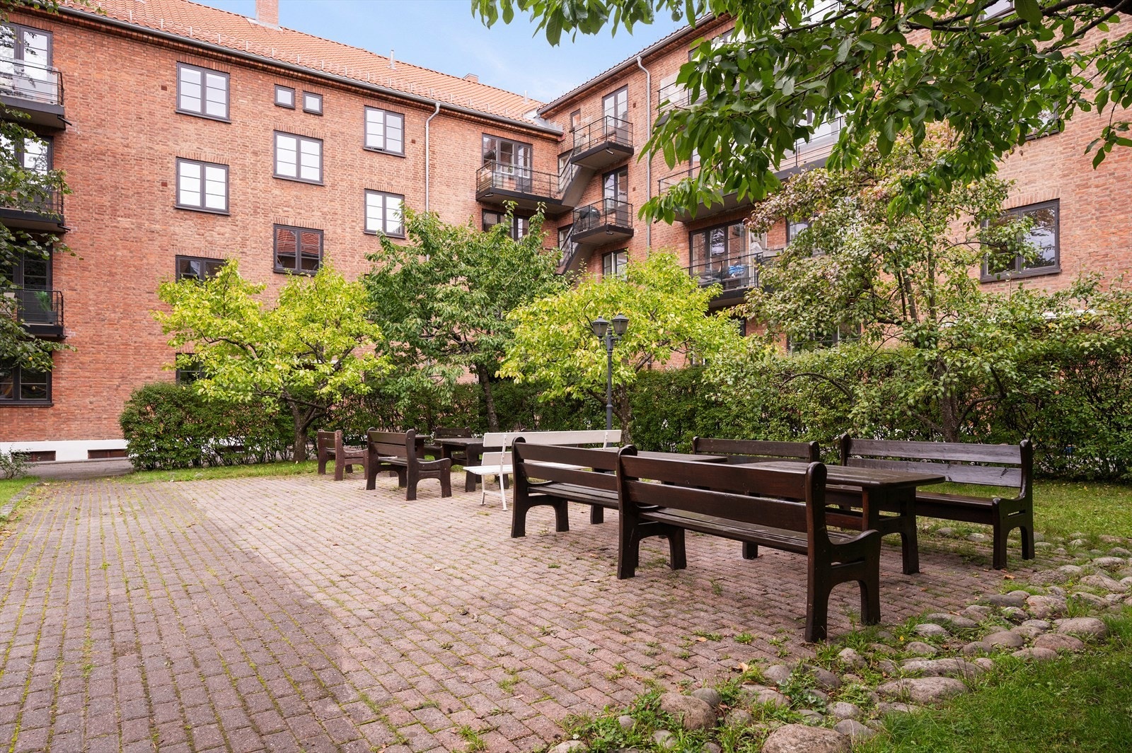 Felles gårdsrom er pent opparbeidet og har flere sittegrupper til benyttelse for beboerne. Galleribilde
