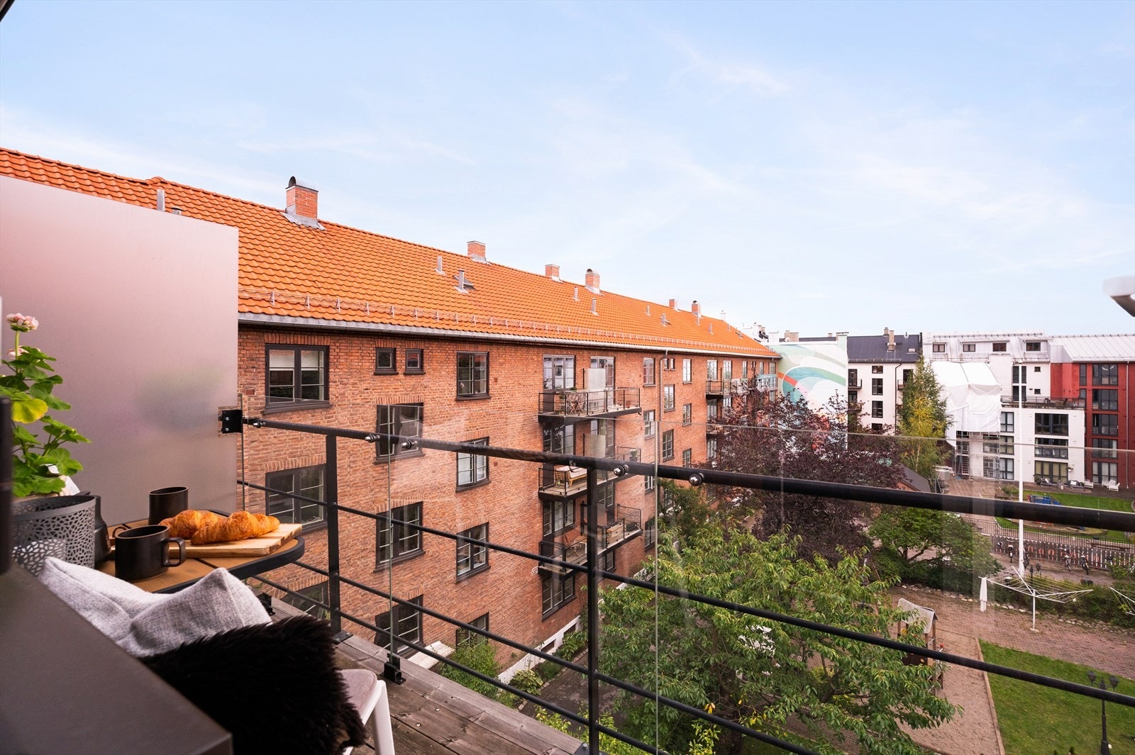 Fra stuen har du direkte utgang til en sydvendt balkong vendt mot stille bakgård. Galleribilde