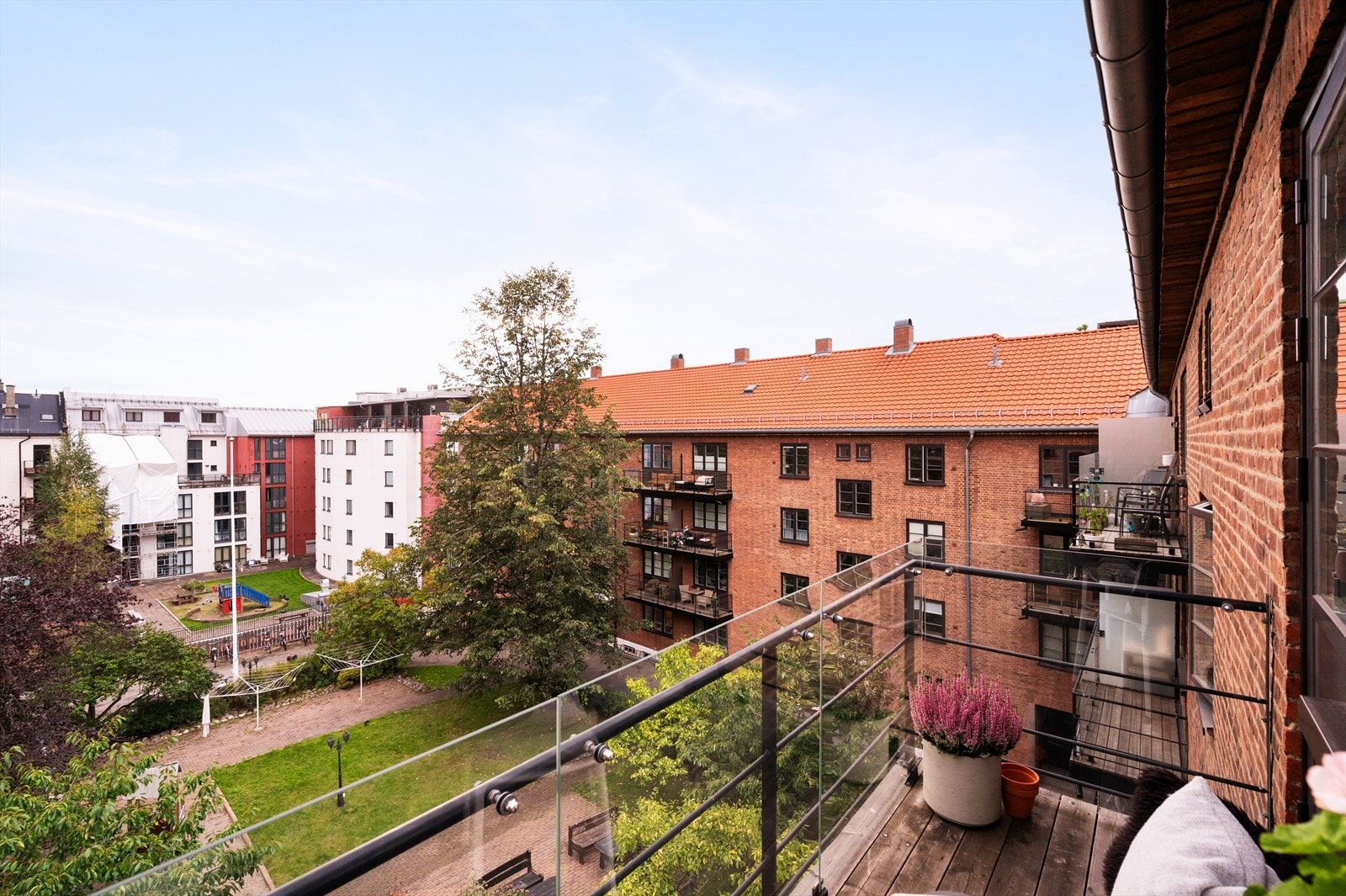 Her bor du tilbaketrukket ved idylliske Iladalen, høyt og fritt til, med flotte solforhold og fin utsikt mot hyggelig gårdsrom. Galleribilde