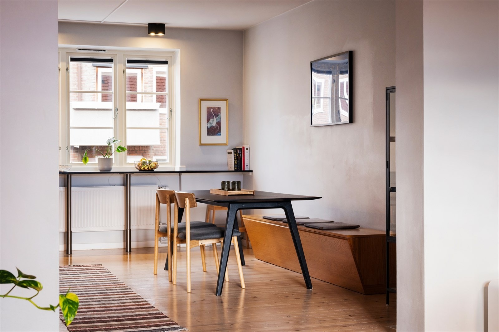 Kjøkkenet har god plass til spisebord, med blant annet praktisk benk som både gir ekstra sitteplasser og smart romutnyttelse. Galleribilde