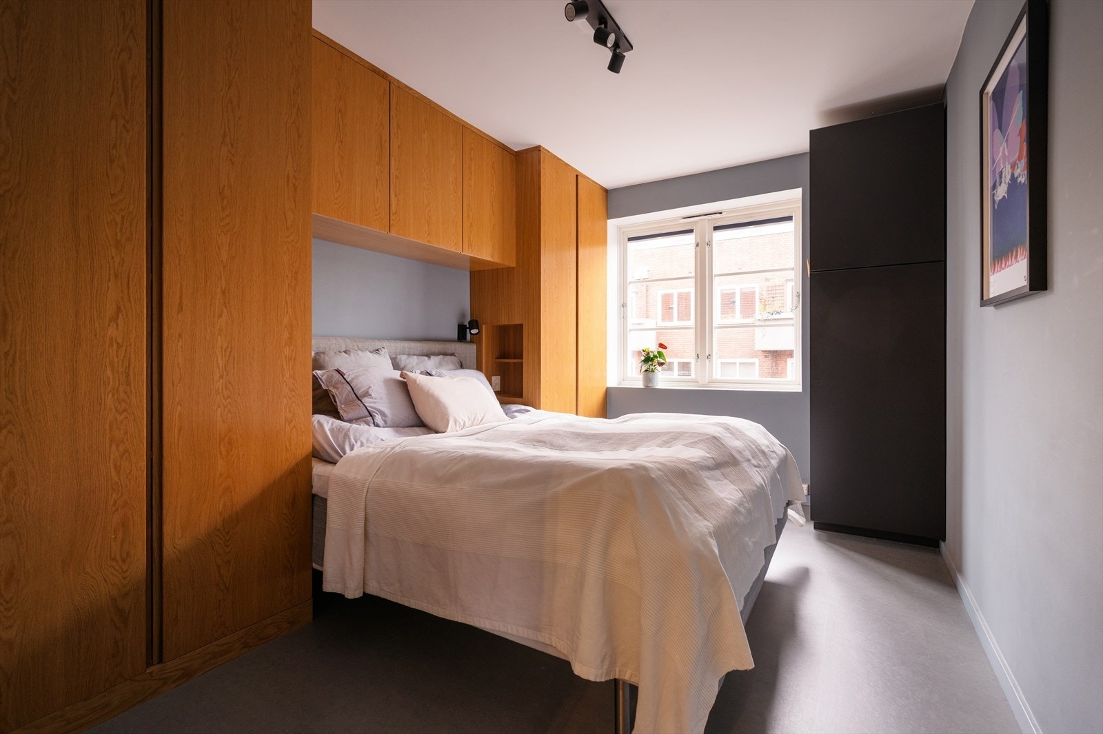 Soverommet har god plass til dobbeltseng og er innredet med spesialtilpassede garderobeskap bygget av møbelsnekker CKI. Galleribilde