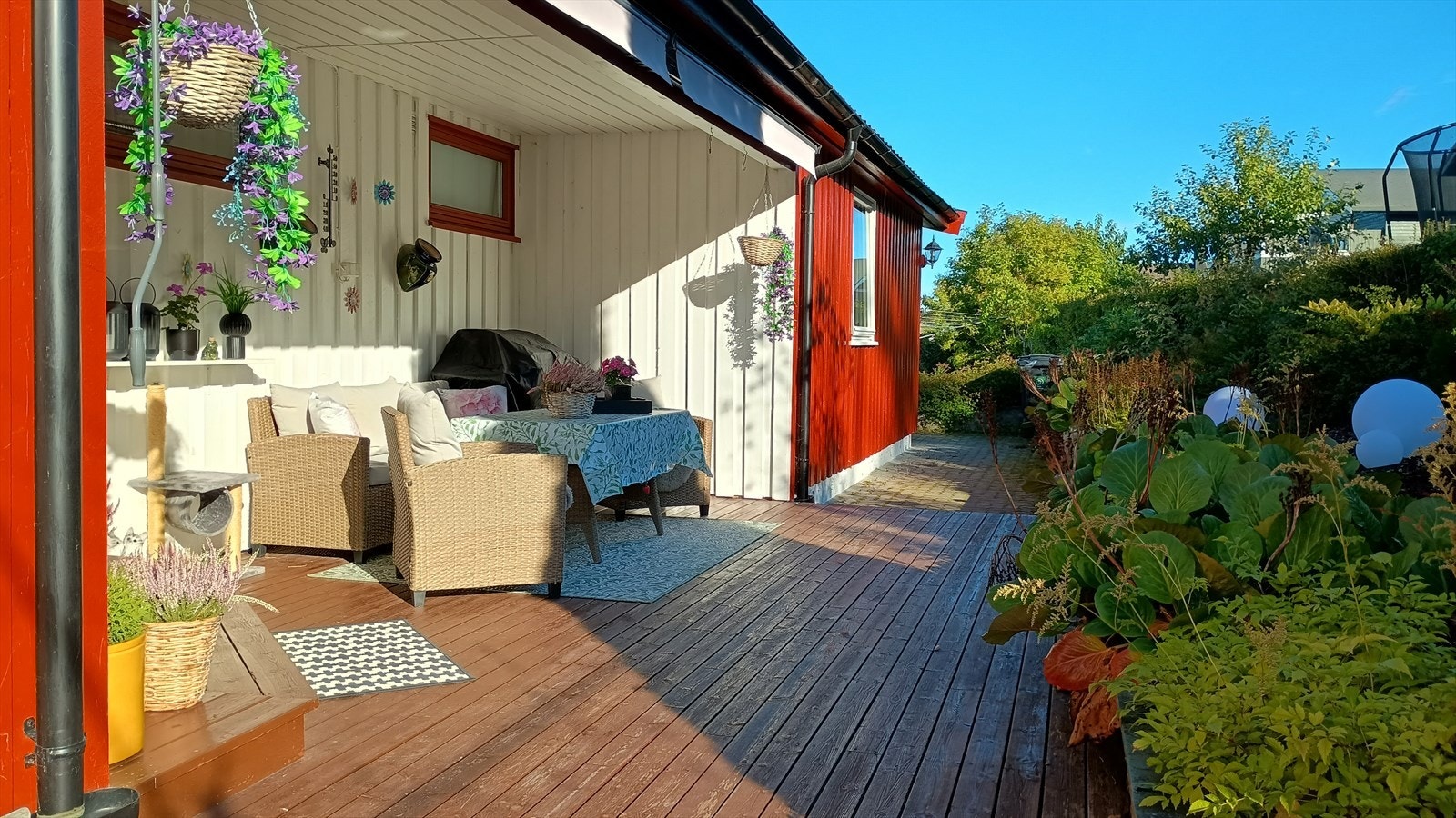 Terrasse ved hovedinngangen, med terrassevarmer. Galleribilde