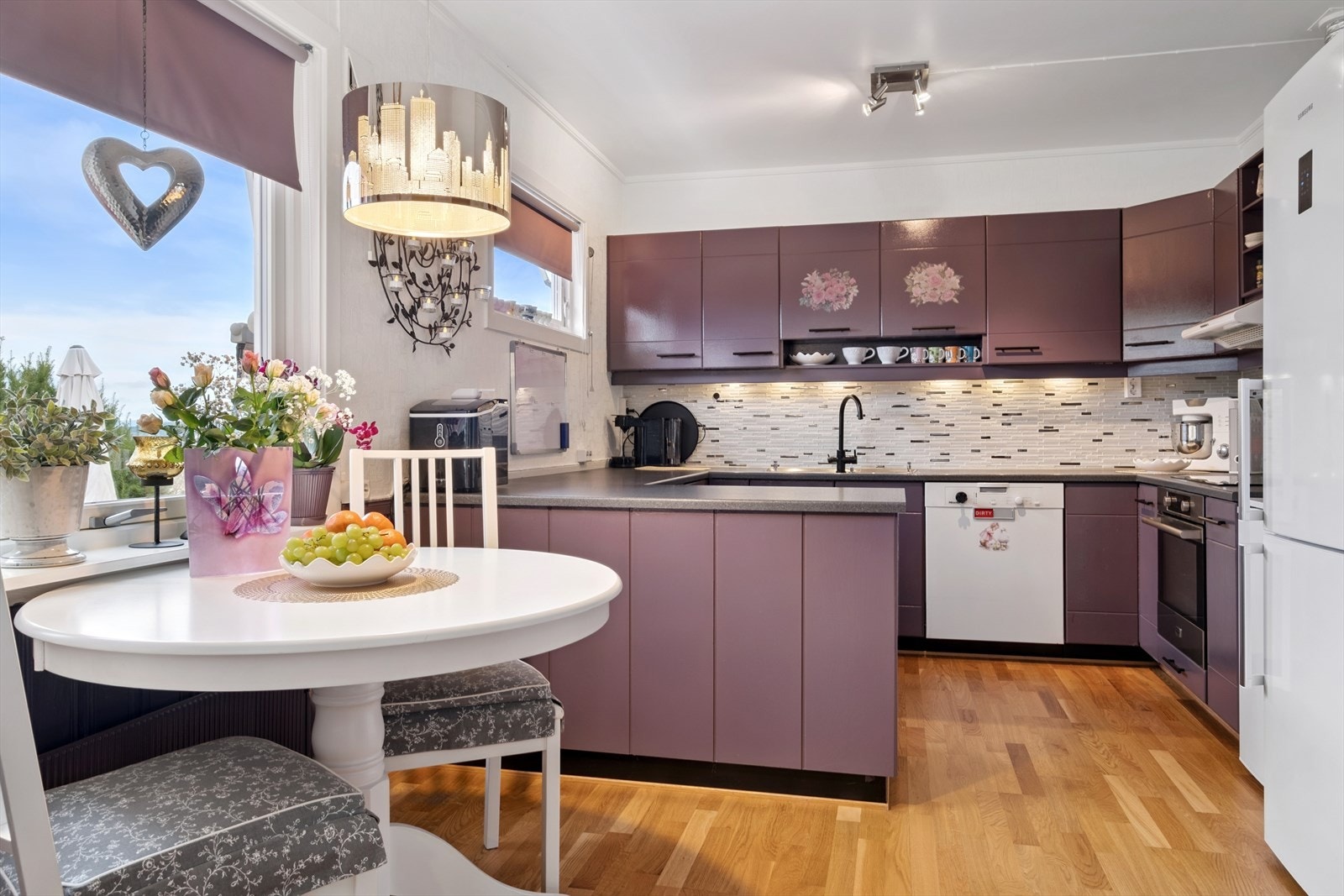 Kjøkken med god benkeplass og egen spisesone. Galleribilde