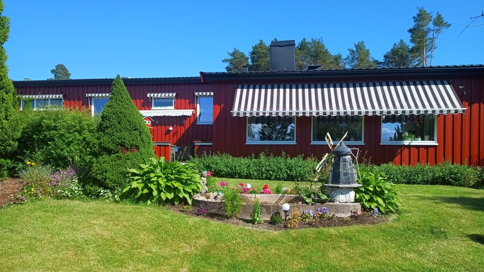 Stuen har motorisert markise med automatisk justering etter sollyset, og som går inn dersom vinden blir for sterk. Galleribilde