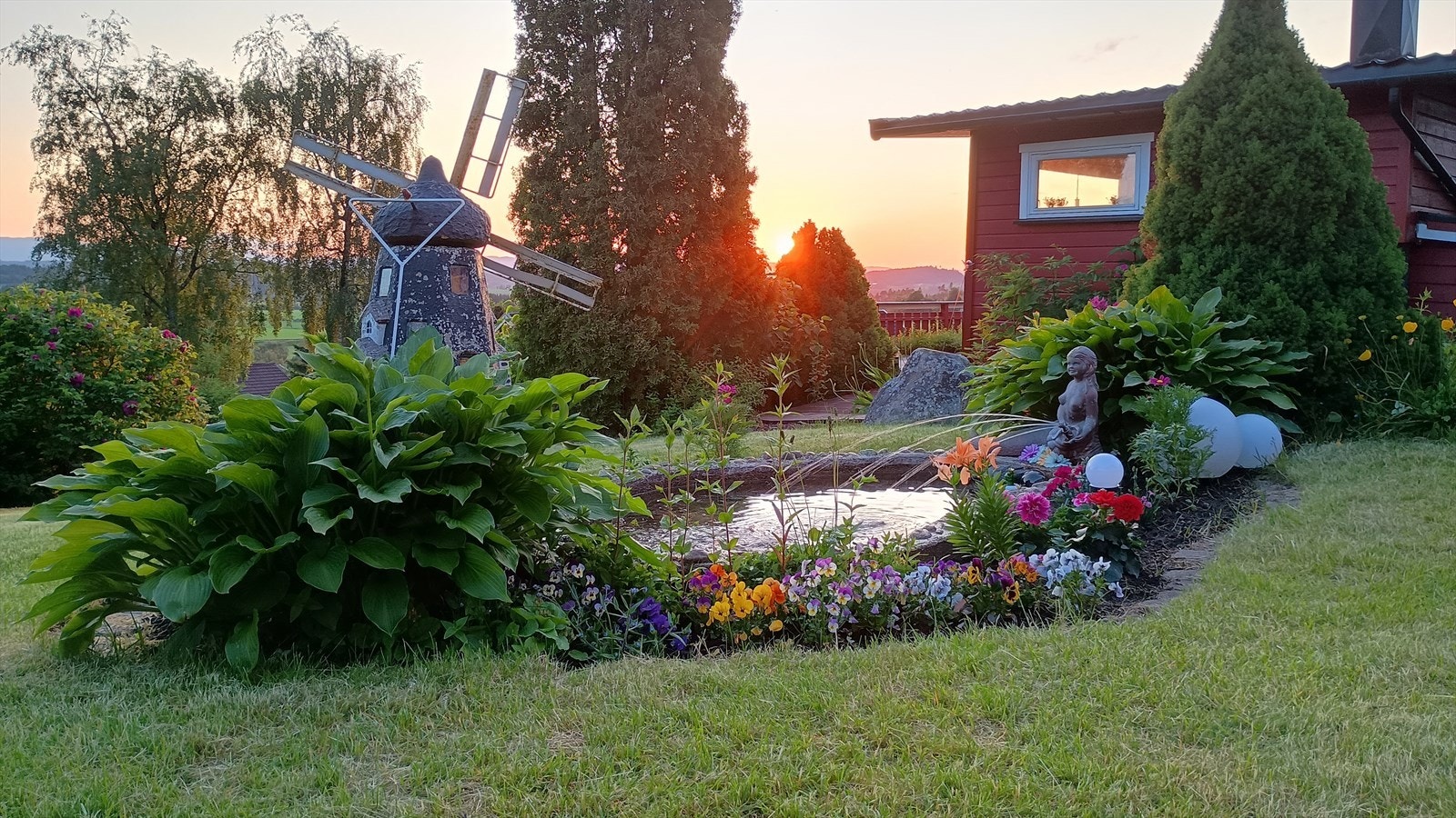 Vanndam med fontene i hagen. Galleribilde