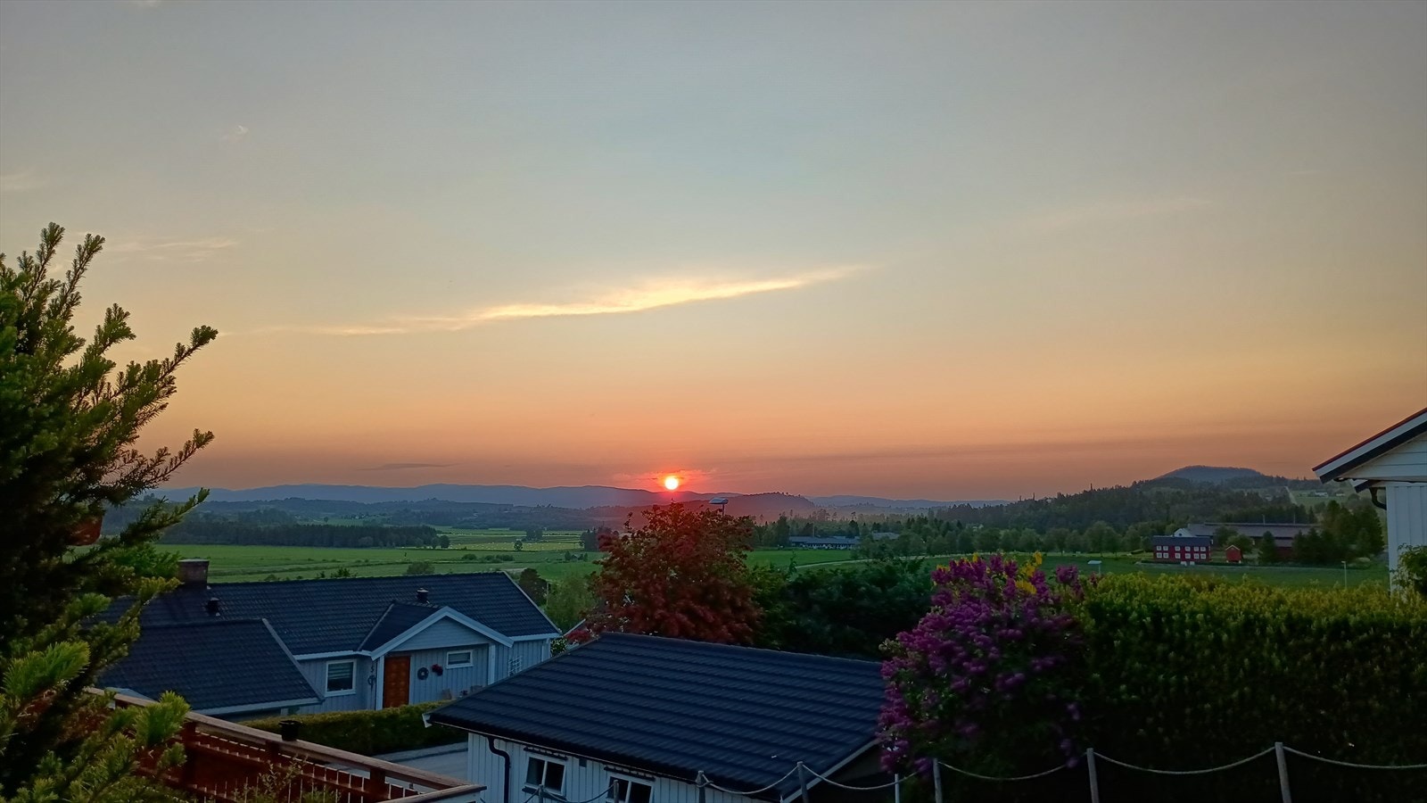 Nesten midnattssol over Sparbu og Mære. Galleribilde