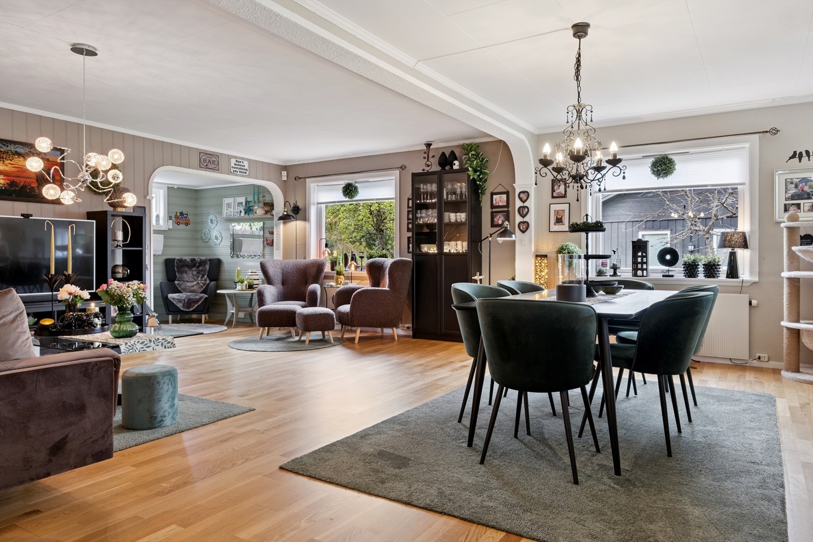 Stue i hovedplan. Meget gode muligheter for møblering. Galleribilde