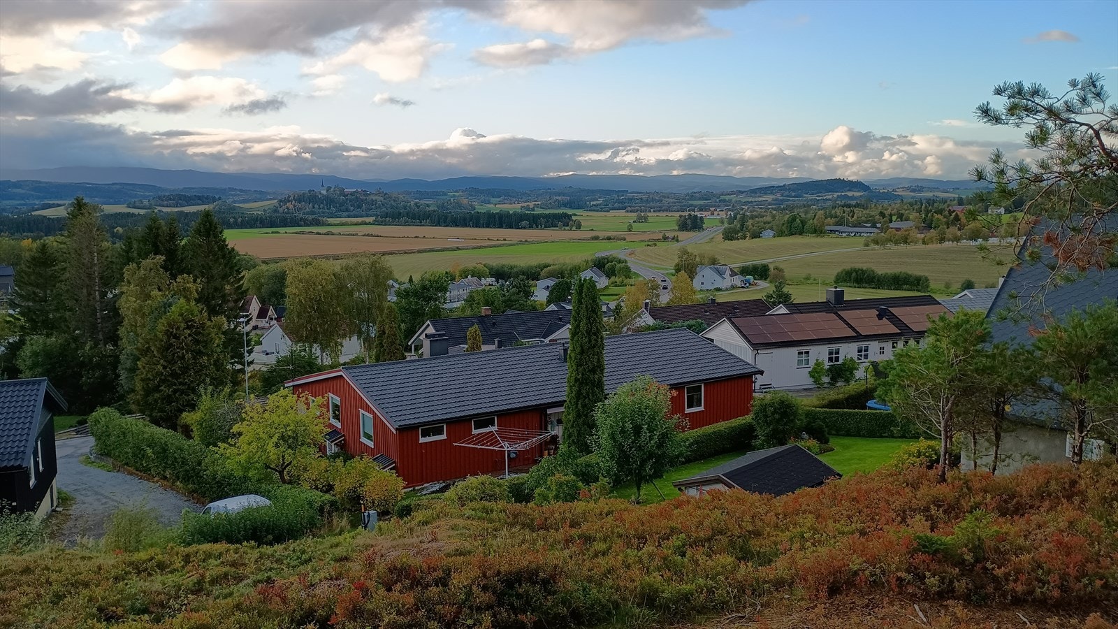 Eiendommen sett fra turløypen på oversiden. Galleribilde