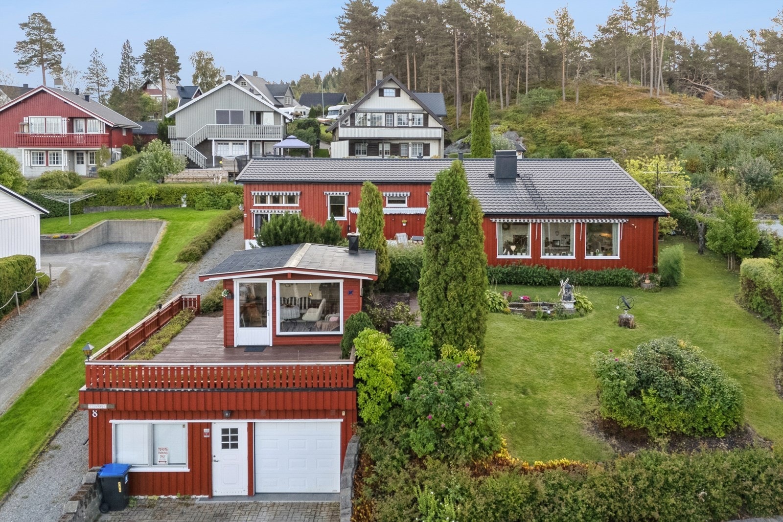 Garasjen rommer plass for 1 bil, bodplass og verkstedsrom. Utestue plassert på dekket. Galleribilde