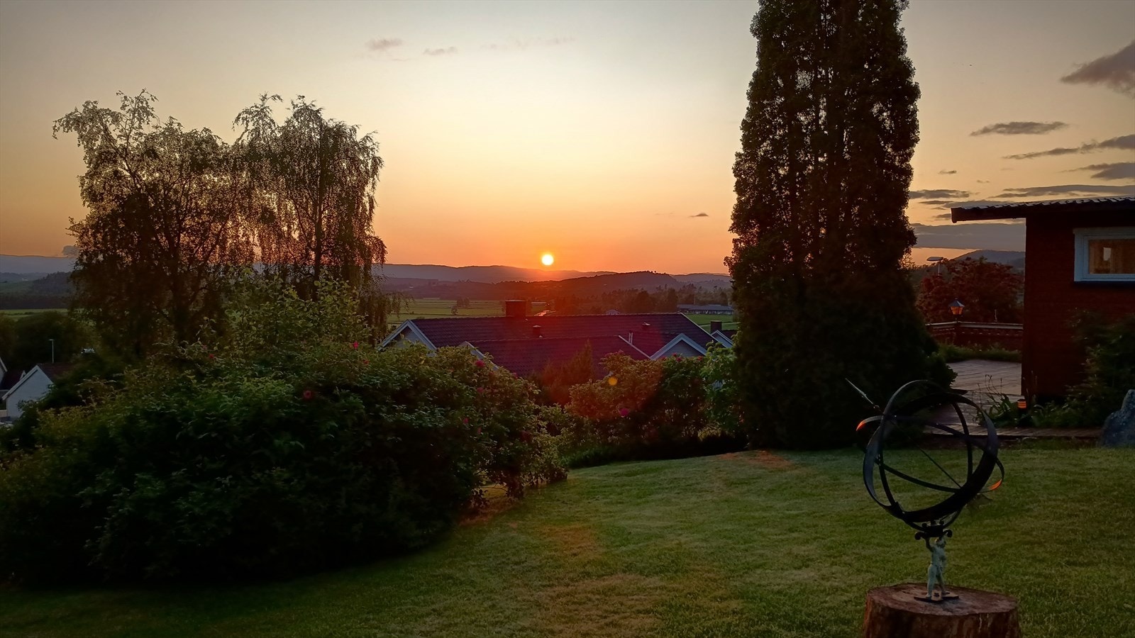 Midt på sommeren har man sol til rundt 2330. Galleribilde