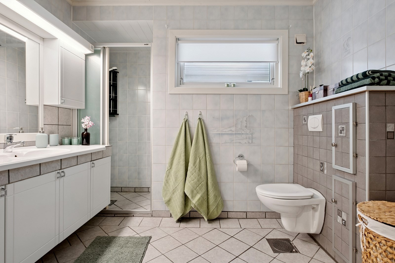 Flislagt bad med egen dusjnisje. Galleribilde