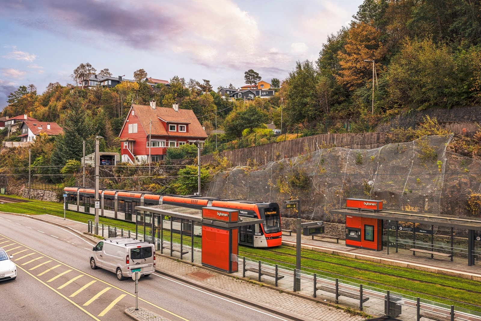 Kollektivtilbudet er svært godt, med kun fire minutters gang til bybanestoppet Mårdalen, som gir enkel og effektiv transport til både sentrum og flyplassen. Galleribilde