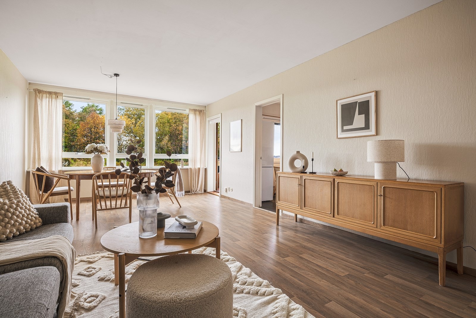 Leiligheten holder en gjennomgående normal standard, med tidløse gulv og nøytrale fargevalg som passer enhver stil. Galleribilde